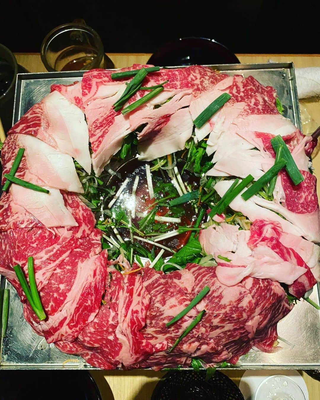 狩野茉莉のインスタグラム：「お肉の盛り付けが綺麗だったよ😍かなり長い付き合いのお友達はわたしの全てを知ってるので、期間が空いて久しぶりに会ったとしても、そんなお友達のわたしに対する意見は特に信用できる🤔  #肉 #新宿」