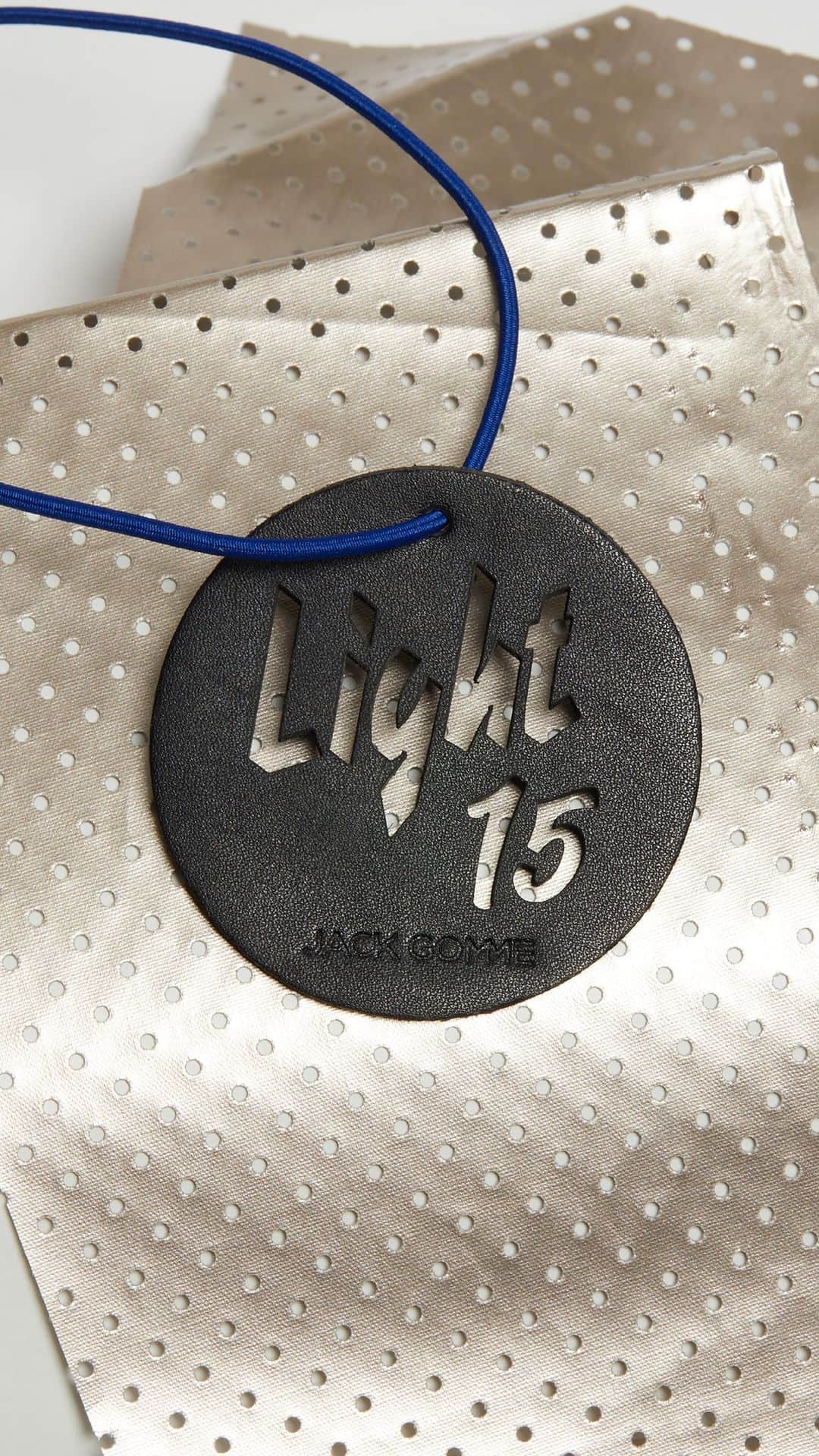 ジャックゴムのインスタグラム：「✨ JEU CONCOURS TERMINÉ ✨  15 ans de légèreté !  Depuis 15 ans à vos côtés, nous célébrons ensemble, dans la ligne LIGHT, confort et praticité et vous apportons au quotidien bonheur et simplicité🌞  Pour vous remercier, nous souhaitions vous gâter en proposant un concours pour tenter de gagner non pas 1 mais 3 LEBOWL Nacre/Ruby, chouchou de notre capsule exclusive Light Tricolore 🧡  3 lots à gagner pour 3 fois plus de plaisir 🤩  Pour participer, rien de plus simple : ✅S’abonner à notre compte @jackgomme_paris ✅Liker la publication ✅Identifier 2 ami(e)s en commentaire (nombre de commentaires illimité)  Jeu-concours ouvert à l’international du 13 au 17 avril 2023. Tirage au sort des 3 gagnants le 18 avril 2023.  Bonne chance et à très vite ! ✨  La team Jack Gomme」