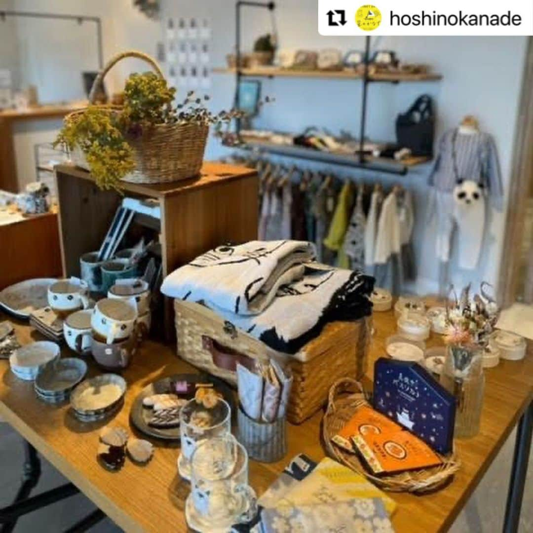 cafezakkagallery-flagさんのインスタグラム写真 - (cafezakkagallery-flagInstagram)「#Repost @hoshinokanade with @use.repost ・・・ 星のかなで2023-出店者-  4/22(土)10:00-17:00 大阪府枚方市駅前ニッペパーク岡東中央公園 FREE LIVE:コトリンゴ　@kotringo717  HIRAKU YAMAMOTO @hirakuyamamoto   goods&cafe shizuku @goods_cafe.shizuku0601  maison de BLANC ET NOIR＋shiho @blanc_et_noir_2012 @shiho.morioka_  & decor  @robe_decor___  Un petit atelier  @___.unpetitatelier.___  嘉兵衛本舗 @kaheehonpo  SANPA食堂 @sanpa_shokudo   焙煎と珈琲 織の花 @orinohana_coffee @orinohana_cacao  吉野園茶舗 @yoshinoentyaho  tocohana ceramics×atha @tocohana_ceramics  okyan＋amigirl @okyan_plus @amigirl_official  THE HOTANI CRAFT @the_hotani_craft  #星のかなで #星のかなで2023 #大阪フェス #大阪ミュージッククラフト #フードマーケット #野外イベント #枚方市 #コトリンゴ #HIRAKUYAMAMOTO」4月13日 18時53分 - flagcafe