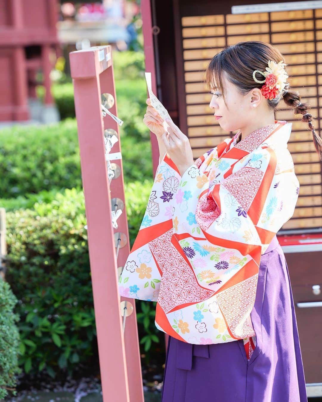 及川愛未のインスタグラム：「おみくじ🥠  …実は凶でした（笑） しっかりと結んで帰りました🎗  photo by 📸 @kei_osa10 さん  袴は @kimono_daikichi さんです  『WONDER DEEVA』episode.1 DEEVA BOOKS: manami 写真集:  https://www.amazon.co.jp/dp/B0BP6P7163  . . .  #shooting #撮影 #作品撮り #作品 #被写体 #被写体希望 #model #job #hairmake  #ポートレートしま専科 #ポートレート  #photography #photooftheday  #写真  #写真好きな人と繋がりたい  #写真撮るの好き人と繋がりたい  #portraitmodel #portrait #東京カメラ部  #カメラマン募集  #ファインダー  #ファインダー越しの私の世界 #モデル  #followme   ♠️郡司大地作品『love me』 2nd写真集発売中📚  bookwalker、7net、FOD、コミックシーモアより発売（今後展開増える予定）  https://bookwalker.jp/de40378348-f389-417d-bcf8-72851d1f9b59/  https://7net.omni7.jp/detail/5110796705  https://fod-sp.fujitv.co.jp/s/books/898454/BT000089845400100101/  https://www.cmoa.jp/title/1101297714/  amazonからも購入できます https://www.amazon.co.jp/『Love-me』-manami-写真集-ラビリンス-ebook/dp/B08VRJXF8S/ref=mp_s_a_1_28?dchild=1&keywords=manami&qid=1613345281&sr=8-28  🔹first写真集『Pin Up Girl』『PHOTO SHOT　manami （ラビリンス） オンデマンド・kindle出版より発売 https://www.amazon.co.jp/「PHOTO-SHOT」-エンジェルガール-manami-美女グラビアコレクション-manami/dp/B07SZGSZJ7/ref=mp_s_a_1_48?keywords=manami&qid=1613344854&sr=8-48  https://www.amazon.co.jp/gp/aw/d/B07TLPBDL2/ref=tmm_pap_title_0?ie=UTF8&qid=1613344846&sr=8-50  ペーパーブック&電子書籍📚FOD コミックシーモア　 7net amazon amazon kindle展開中 Pin Up Girl manga.fod.fujitv.co.jp/books/632893/B…  PHOTO SHOT 7net.omni7.jp/detail/  セクシークイーン cmoa.jp/title/11012474…  7net.omni7.jp/detail/5110814…  loveme manga.fod.fujitv.co.jp/books/898454/B…/  ピロシキーズの恋愛こじらせチャンネルゲスト出演🆕 https://m.youtube.com/channel/UC1cc-n59HLmEdJsZeTzr5rA/videos  プロカメラマン被写体youtube番組ゲストDANCE IN THE SUNSET｜はまぐら https://m.youtube.com/watch?v=A93G0X-1Gyg  Video portrait 30｜Nikon Z6Ⅱ（ポートレートムービー） はまぐら  youtu.be/NWt26pP3YLk  Video portrait 33｜THE COSMETIC｜NIKKOR Z 24-70 f/2.8 S｜ Nikon Z6Ⅱ（ポートレートムービー）  youtu.be/Wap0EgFvtdQ 🆕  Video portrait 39｜NIGHT WALK｜NIKKORZ 50mm f/1.2 S｜ Nikon Z6Ⅱ（ポートレートムービー） はまぐら 🆕 https://m.youtube.com/watch?v=unXSI2gUYlE」