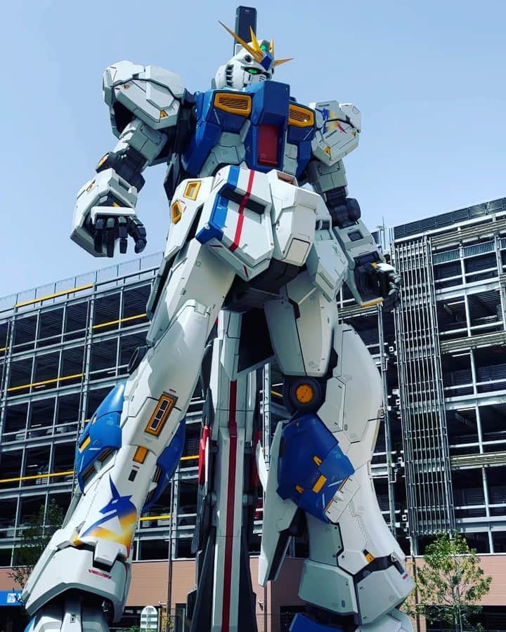 Shinnosukeのインスタグラム：「ストーリーにも載せたけどこっちにも残しておこうかVol.2。写真と動画。お台場ユニコーンも良いけど福岡νガンダムもカッコ良かった！今度はZとか百式作ってほしいな。  #νガンダム #ガンダムパーク福岡」