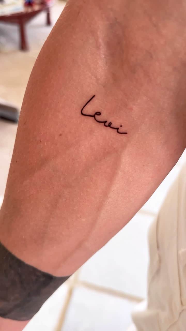 イバイ・ゴメスのインスタグラム：「LEVI 🤩🫶🏼 • 🖊️ @nacarygonzalez_tattoo」