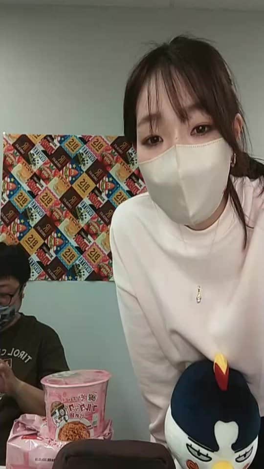 チロルチョコのインスタグラム：「【4/13 LIVE前半】 ブルダックの日を記念して コラボ配信🫶❤️  甘い✖️辛いの組み合わせを お楽しみください❤️」