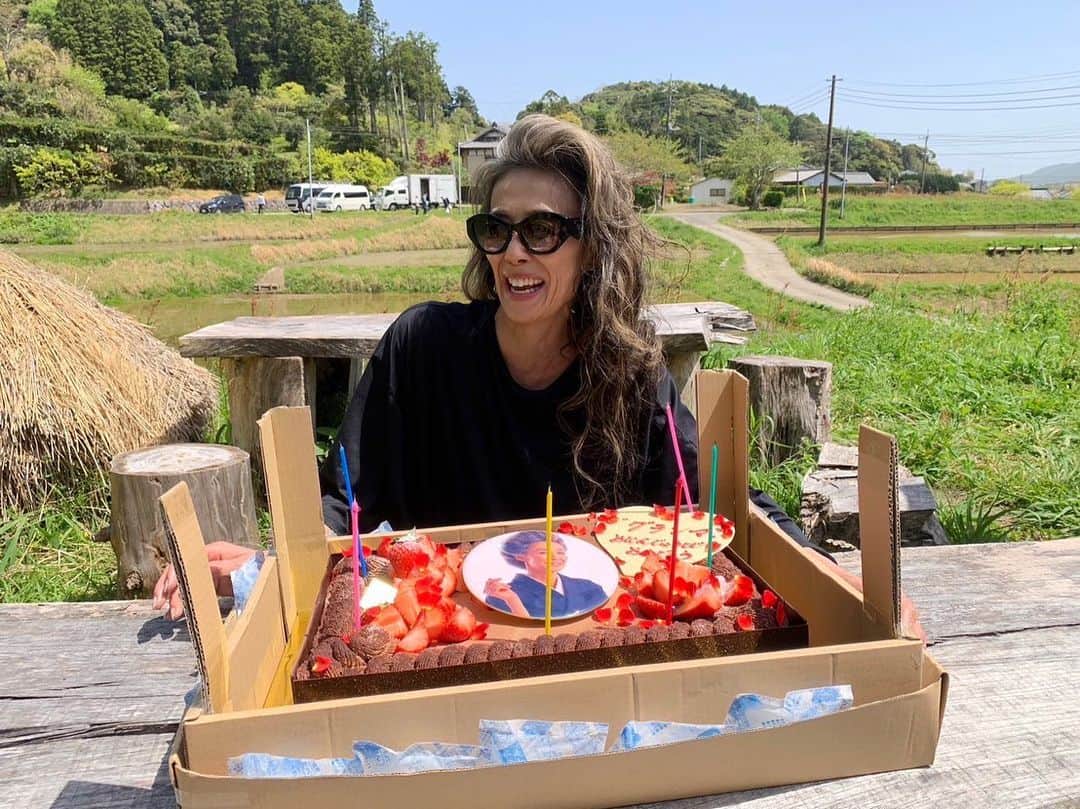 萬田久子のインスタグラム：「ナンテッタって Age is just a numberよ🥂  #happybirthday  #ageisjustanumber  #皆様に感謝  #サプライズ  #チョコケーキ  #萬田久子 #HISAKOMANDA」
