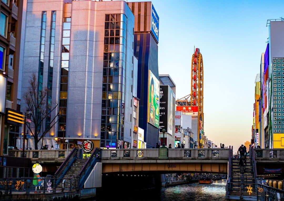 Osaka Bob（大阪観光局公式キャラクター）さんのインスタグラム写真 - (Osaka Bob（大阪観光局公式キャラクター）Instagram)「Did you know that the sunset in Dotonbori, the center of sightseeing in Osaka, can be this beautiful? 👀 The region may be famous for its night lights, but the scenery in the evening is also highly recommended 😊  大阪観光の中心地・道頓堀の夕日が綺麗なの知ってた？👀夜だけじゃなくて、夕方の景色もなかなかおすすめやで😊  —————————————————————  #maido #withOsakaBob #OSAKA #osakatrip #japan #nihon #OsakaJapan #大坂 #오사카 #大阪 #Оsака #Осака #โอซาก้า #大阪観光 #sightseeing #Osakatravel #Osakajepang #traveljepang」4月13日 19時00分 - maido_osaka_bob