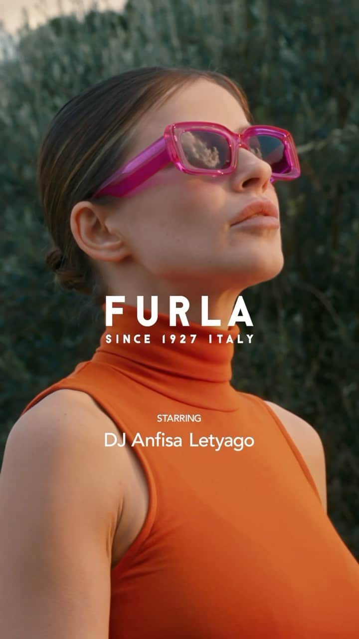 のインスタグラム：「Colorful originality and contemporary designs. Enjoy the Mediterranean landscape through the lens of Furla Sunglasses.   #ItalybyFurla #FurlaSS23 #Furla」