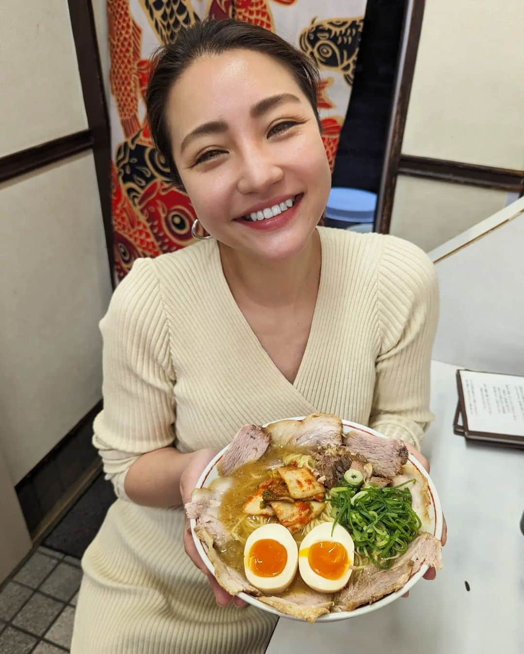 Hiromi Tomiiさんのインスタグラム写真 - (Hiromi TomiiInstagram)「#🍜　 2.5人前の大きいやつ食べた◎◎◎ . ぺろり😋 . 京都は北白川にある老舗ラーメン店 #あかつき　😊♥ 京大生が通うお店でここのお店の名前出したら大体京都の人は知ってる◎◎◎ . . 📌 ラーメンあかつき 予約可否　　予約不可  交通手段 「叡山電鉄叡山本線」の元田中駅から徒歩16分位  「京都市バス」 204系統　5系統　MN204系統 北白川校前 下車徒歩1分  「京都バス」 18系統 北白川校前 下車徒歩1分　　元田中駅から1,005m  営業時間 11:30～翌3:00(L.O.翌2:45)  定休日 無休  . PR @RAMEN_AKATSUKI.KYOTO #京都ラーメン #深夜ラーメン #京都グルメ #ラーメン #ラーメンあかつき #北白川ラーメン #春コーデ　#スカートコーデ　#旅行コーデ #yoga#筋トレ#ダイエット#ボディーメイク #筋トレ女子#ダイエット仲間募集 #京都　　#kyoto  #kyotojapan　 #京都散歩」4月13日 19時00分 - hiromi.tomii