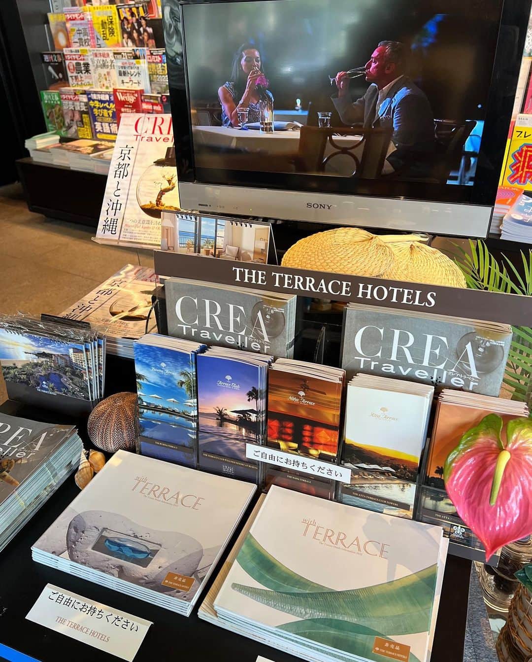 垰智子さんのインスタグラム写真 - (垰智子Instagram)「一度は泊まってみたいホテルの１つ ザ・テラスホテルズ @thebusenaterrace 🏝 . @roppongi_tsutaya_books の深旅イベントで見つけたんだけど、カタログ見てるだけで 沖縄へ飛び立ってしまいそうなほど、 ホントにステキで🥹✨ . 目の前に広がる青い海と太陽🌞 ラグジュアリーな空間で過ごす美食の楽園 とも言われる @thebusenaterrace は、 日本に居ながら極上のリゾートを楽しめる場所なんじゃないかと思ってる🥺 . @creatraveller でも取り上げられてて、 25周年の今、伝説のリゾートホテルとして 紹介されてて、更に行きたくなった🥹 . 沖縄ブセナテラスでのシェフとフランス、 コルシカ島のミシュラン星付きシェフが 沖縄の食材を取り入れながら作られるお料理🍽💕 . 行ってみたくない訳がナイ！！🥺🥺 . 訪れた人みんな良かったと口を揃えてる @thebusenaterrace ✨ . 海外はもう少し考えたいけど、 リゾート行きたいなーって人にも オススメだよ🏝 . . . #ザテラスホテルズ #鳥海高太朗 #PTA鳥ちゃんねる #creatraveller #クレアトラベラー #沖縄旅行 #ザテラスホテルアットブセナ #ブセナホテル #テラスクラブ #沖縄ホテル #沖縄観光 #ブセナテラスリゾート #沖縄旅」4月13日 19時00分 - taotao_tomo