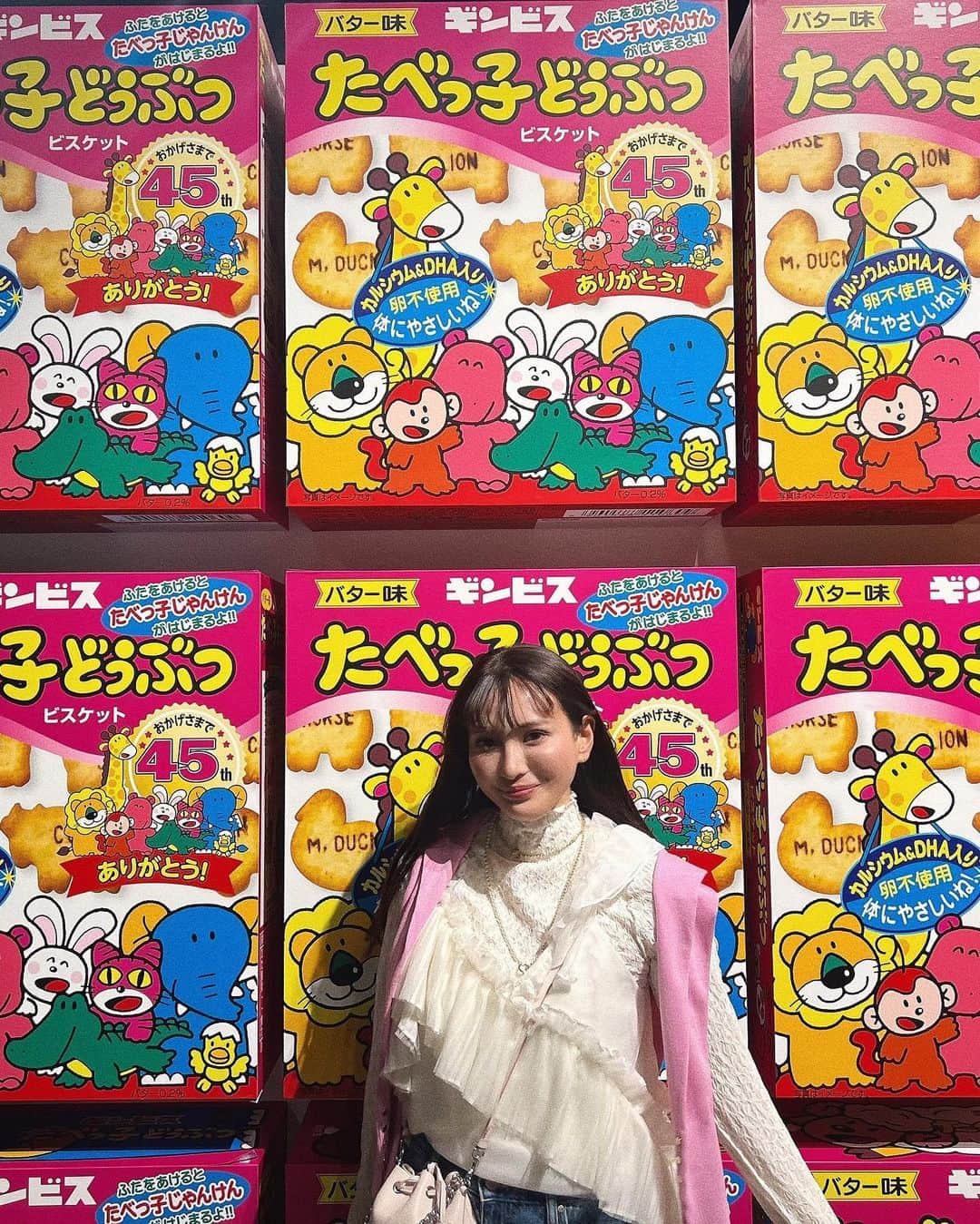 ANNA 杏奈のインスタグラム：「┈┈┈┈┈┈┈┈┈┈┈┈┈┈┈┈┈┈┈┈  たべっ子どうぶつLAND   東京ドームシティ Gallery AaMo  2023年3月18日(土)〜5月14日(日) ┈┈┈┈┈┈┈┈┈┈┈┈┈┈┈┈┈┈┈┈ 早速遊びに行ってきました💜 たべっ子どうぶつ昔から食べて来たからこの日をワクワクに待ってた‪🫶🏻🤍 たべっ子どうぶつカラーを意識してピンク着て行きました🦁  パネル展、クイズ、歴史のコーナー、プロジェクションマッピング、AR、VRアトラクション、 そして大量のフォトスポット💡 どこを撮っても可愛い❤️  可愛いフードもたくさんっあったの♡⃛ このケーキ見てっ可愛い～☺️  グッズコーナーでは 自分用に小物ポーチ買って来たよ💕 可愛すぎる🥺  期間限定なので是非足を運んでみてね✨ 平日の16時以降が空いているのでおすすめだよ！ チケットはなくてもグッズは買えるよ！  . . #たべっ子どうぶつ #たべっ子どうぶつLAND #たべっ子どうぶつ_pr #期間限定イベント #ギンビス」