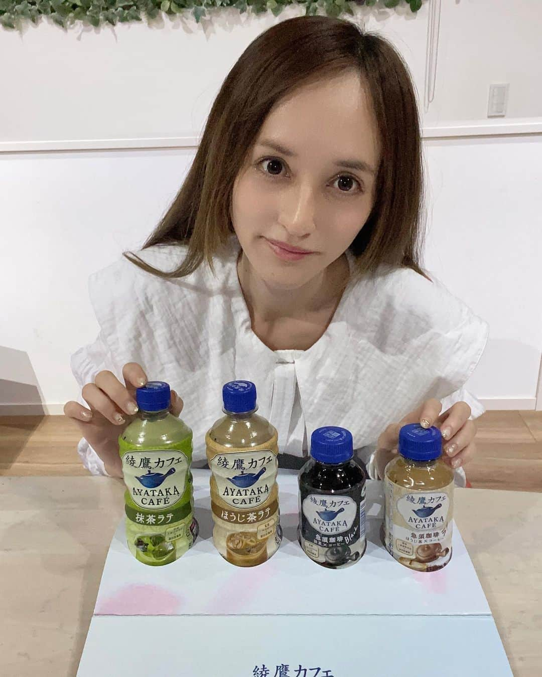 奥山絵里奈さんのインスタグラム写真 - (奥山絵里奈Instagram)「ビック急須の中身は〜？？  綾鷹の新製品👏  綾鷹カフェから出た 急須で入れるお茶🍵✖️珈琲☕️の組み合わせ😳  お茶と珈琲のコラボは面白いし まろやかな味わいでいて すっきりして とても美味しく飲みやすい🍵☕️ 合うんだなー😌  味が気になるでしょー？？🥹  是非飲んでみてね🍵☕️💕  @ayatakajp  #綾鷹カフェ #綾鷹カフェ急須珈琲 #急須珈琲はじめました#おうちカフェ#新商品#綾鷹#珈琲好き#綾鷹抹茶ラテ #カフェラテ」4月13日 19時01分 - erinaokuyama