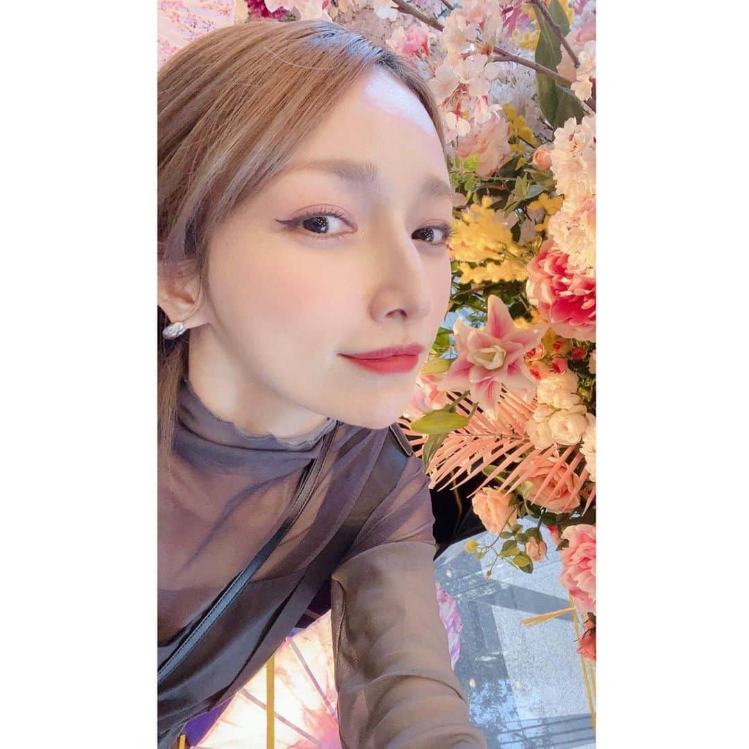 後藤真希さんのインスタグラム写真 - (後藤真希Instagram)「今日のお仕事現場に飾られていたお花💐🌸🌷✨  綺麗だった〜😊💐  #春ですね 🌸 #まきふく は #シアートップス #ブラックコーデ」4月13日 19時07分 - goto_maki923