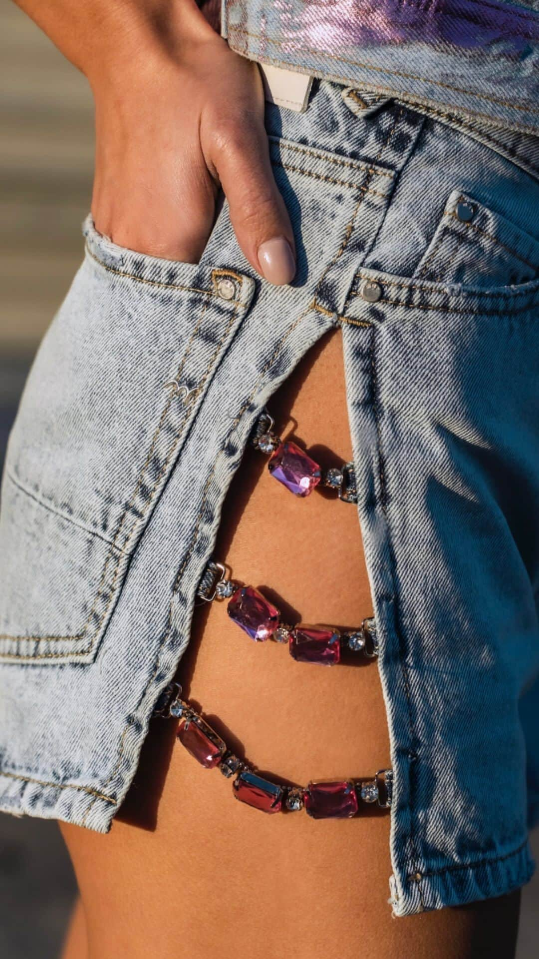 メットのインスタグラム：「Coloured gems enrich the details of our denims. Discover more on MetJeans.com or in selected stores.  #SS23 #METJEANS」