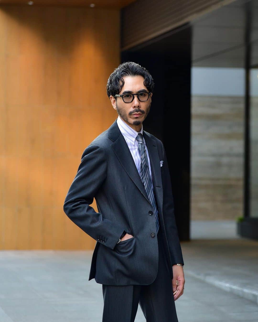 のインスタグラム：「. . A wool suit that looks like denim is very versatile this season... . . デニムライクなウールのスーツは今の季節とても使いやすいです。 見た目の程よいカジュアル感と、ウールの扱い易さ、着られる時期も長いので。 . .  Glasses- @jacquesmariemage Suit- @ring_jacket  Shirt- @guy_rover  Tie- @hollidayandbrown Pocket chief- @paoloalbizzati  Shoes- @johnlobb  Acc- @adawat_n_tuareg @tiffanyandco  Watch- @vacheronconstantin  . . #suitstyle #classic #menswear #ootdmen #mensfashion #suit #vintagewatch #jewelry #glasses #menstyle #gentlemanstyle #vintagejewelry #classicstyle」