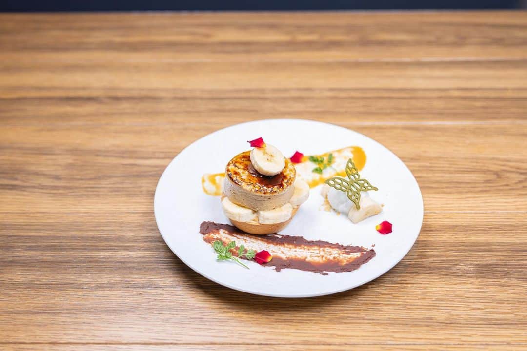 Bar足跡のインスタグラム：「SWEETSBAR足跡  【アールグレイシブースト】 ふんわりとした食感とキャラメリゼのコクにアールグレイの風味を。タルトに敷き詰められたバナナとチョコレートクリームがアクセント。 口の中で余韻を楽しみながら、お召し上がりください。  【REMY MARTIN(ブランデー)】 バニラ、塾したアプリコット、優雅なブランデー。  スイーツとお酒のマリアージュをお楽しみください  -------------------------------------------------- SWEETS BARグループの公式LINEができました！ 全店舗で使えるお得なショップカードをご用意しております。 ハイライトのリンクから、ぜひ友達追加して当グループ店舗をお得にご利用ください！  【営業時間】 19:00~Last  皆様のご来店心よりお待ちしております！  〜〜〜〜〜〜〜〜〜〜〜〜〜〜 SWEETS BAR ASHIOTO 【dinnerTime】 18:00〜27:00(L.O.26:00) 定休日 不定休　   【cafe&lunchTime】 11:00〜16:00(L.O.15:00) 定休日 月 金  アカウントはこちら↓↓ @sweetsbar.ashioto_   〜〜〜〜〜〜〜〜〜〜〜〜〜〜  姉妹店 @sweetsbar.ashioto @sweetsbar.key」