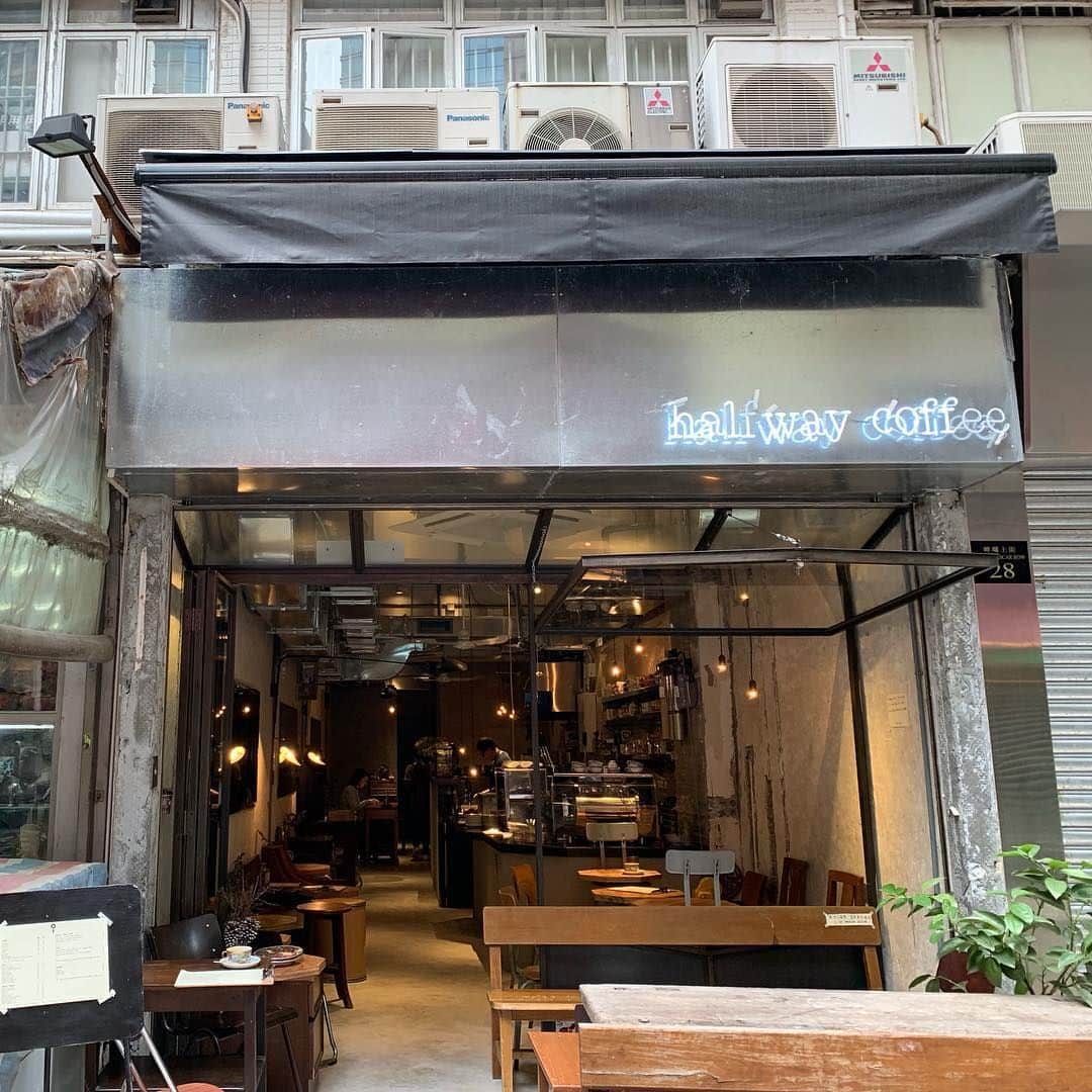 ピーチ・アビエーションさんのインスタグラム写真 - (ピーチ・アビエーションInstagram)「カップのデザインもかわいい🥤 香港の #半路珈琲 をご紹介🙌  人気の地元で愛されてるカフェは、伝統的なデザインを踏襲しつつも現代風にアレンジされたテイクアウト用の紙カップが人気。これを目当てに訪れる旅行者の方も多いのだとか。イートインの場合にはヴィンテージの中国茶器で、コーヒーがいただけます。スイーツや軽食も美味しいと評判なので香港に来たら立ち寄ってはいかがでしょうか？☕️✨  店舗は骨董品店や露店が立ち並ぶキャットストリートの近くにあり、 お買い物の前後のカフェタイムにもぴったりです。 . . . . . . . . . . . . . . . . . . . . . . . . . . . . . . . . . . . ▶Photo by： @sn0o0o0opy OOKINI!! ▶Place：#香港 #halfwaycoffee  . . . . . . . . . . . . . . . . . . . . . . . . . . . . . . . . . . . . . #香港観光 #香港旅行 #香港観光スポット #香港カフェ #香港グルメ #海外旅行 #旅行好きな人と繋がりたい #旅行好き #peachaviation #hongkong #hongkongtrip #ig_hongkong #hongkongphotography #instagood #hongkongcafe #vintage #vintagecafe」4月13日 19時08分 - flypeach