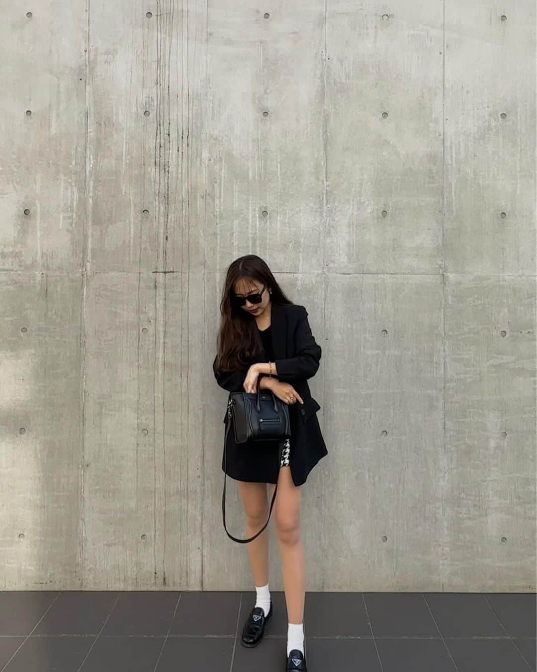 塚本いづみのインスタグラム：「. ootd🩶☁️  jacket @zara  tops @uniqlo_jp  pants @zara  shoes @prada」