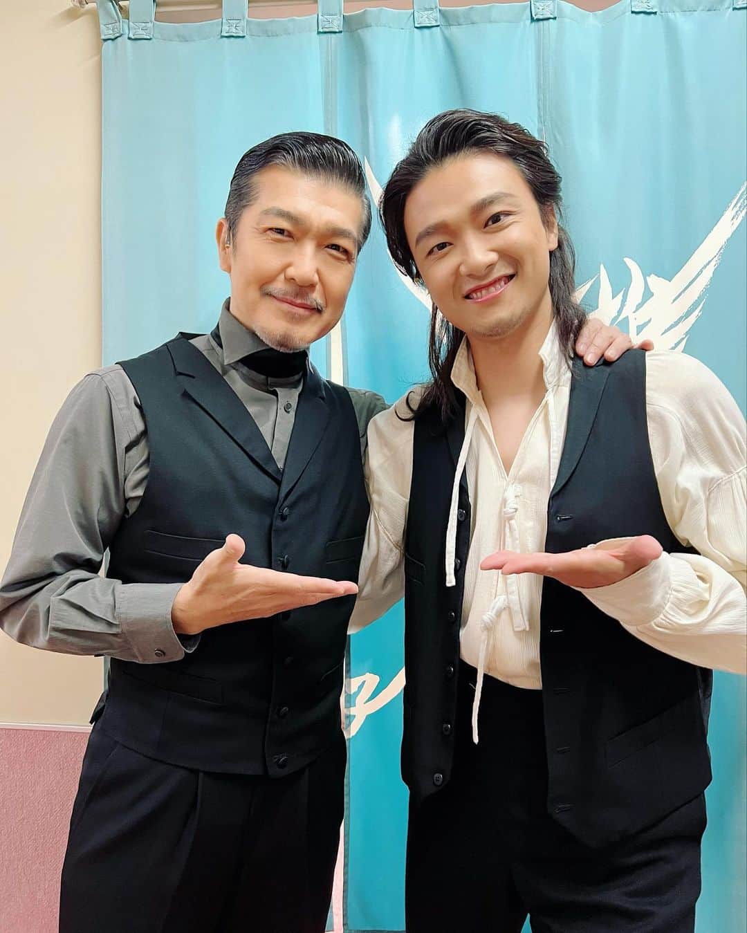 大澄賢也のインスタグラム：「ミュージカル 「ジェーン・エア」  ロチェスター役の 井上芳雄君と 10年以上前から「ヨッシー」て呼んでますが😆  初共演は2008年の 「ウェディングシンガー」 もう15年前  あの時すでにミュージカル界のトップを走ってましたが、もう今や名実共にミュージカル界を牽引するスーパースターに✨ 本当に舞台から、TV、ラジオと活躍はめざましく、今回の公演中も朝3時起きで朝のTV生放送をこなし、別番組のインタビューの収録してから劇場入りして、普通に舞台をやり帰って行ったー 今回の稽古の入りも 博多座エリザベートがあり、ヨッシーだけ10日ほど遅れて入ってきたが、初めての合わせの歌稽古で、ほぼ完璧に歌い切っていたー本当に人の見えない所での努力が凄いとしか言えない。 それだけ忙しいのに、慌てたり、イライラしたり、愚痴を溢す姿を見たことがない  神は二物を与える人には与えるーだから人の上に、芯に立つ宿命を与えられると。 まさしく「井上芳雄」だ。  今回は 絡むシーンは短くも ヨッシーとの芝居のキャチボールは、いつも楽しく刺激的で、学びのある瞬間でしたー 2人のジェーンをしっかりと受け止めて、大黒柱のように舞台を努める姿に感動し、 毎回舞台上でもその勇姿を見させて頂き、自分の方が沢山勉強させて貰った。  ジェーンエアの初日は 3月11日 12年前のあの日 シアタークリエでヨッシー主演の 「ウェディングシンガー」の公演中でした。 だから、今普通に舞台ができる、お客様が見に来てくれる事に本当に感謝だねと話した。  コロナ禍での「ナイツテイル」も。　色々な節目で一緒に舞台に立ってきたから勝手に同志のように思ってるのかなー  「ジェーンエア」の 旅は終わりましたが また、新たにお互いの旅路が交わることを願って✨  ヨッシー、 本当に有難うございました👍  ロチェスターの登場シーンで、 ロチェスターの愛馬として、ロチェスターを担がせて頂き光栄でした。 John も本当に粋な事をさせるー まさに主役の神輿を担ぐ、 いつもそんな思いで馬に成り切っていました🐴  #ジェーンエア #井上芳雄 #大澄賢也」