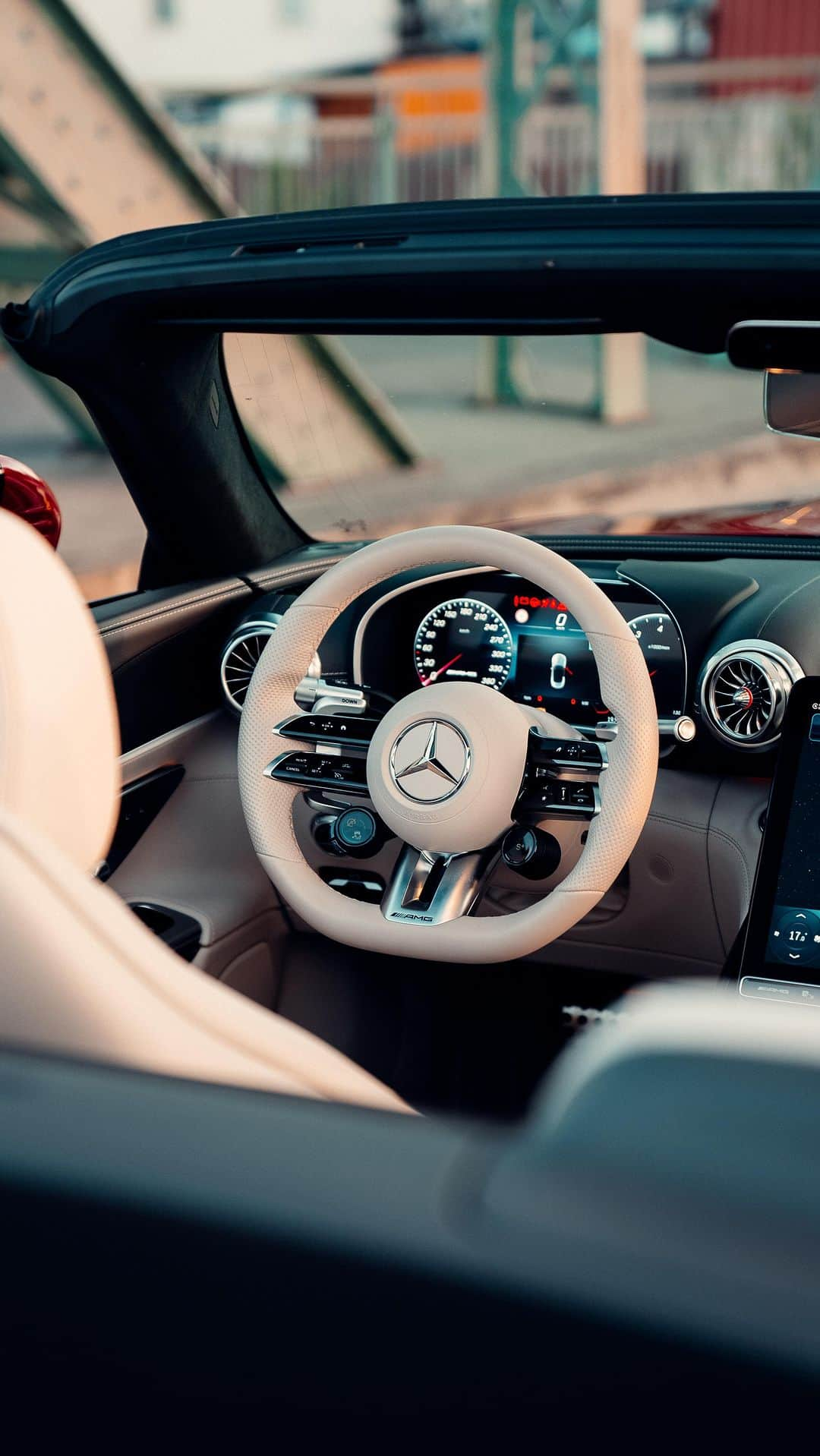 Mercedes AMGのインスタグラム：「The night’s still young. Let’s soar through the city in our favourite convertible.  📸 @danielpetermedia for #MBcreator  #MercedesAMG #AMG #AMGLife #AMGSpirit #SL63  [Mercedes-AMG SL 63 4MATIC+ | WLTP: Kraftstoffverbrauch kombiniert: 13,2‒12,8 l/100 km | CO₂-Emissionen kombiniert: 300‒290 g/km | amg4.me/DAT-Leitfaden]」