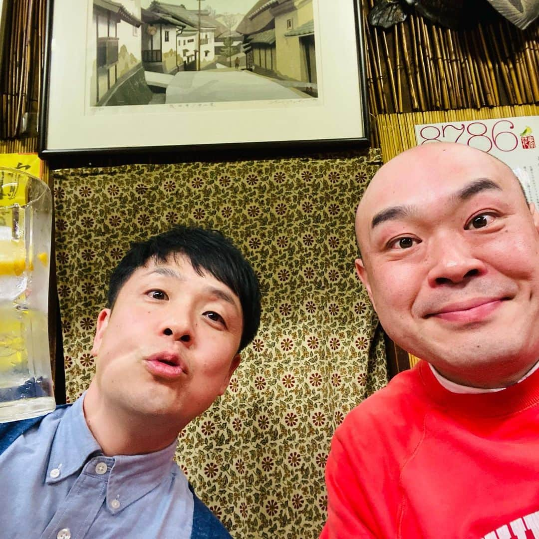 かねきよ勝則さんのインスタグラム写真 - (かねきよ勝則Instagram)「母心関君と郡山で合流。  久しぶりの河童さん😄  明日開催です‼️ ★新宿カウボーイかねきよ勝則『歌と語りの夕べwith母心関あつし』★ 4/14(金)19:15開場19:30開演 場所：郡山ノクス 料金：前売3500円当日4000円 (共にワンドリンク付き)  チケット予約はTIGETにて受付中↓ https://tiget.net/events/236287  #母心 #関君 #郡山 #河童 #新宿カウボーイ #かねきよ #歌と語りの夕べ」4月13日 19時14分 - shinjyukucowboy_kanekiyo