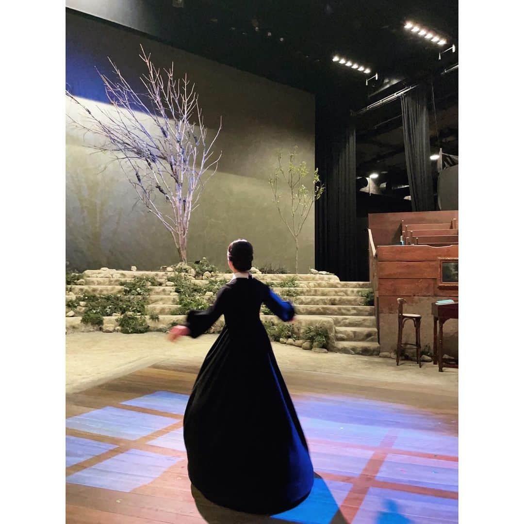 のインスタグラム：「ミュージカル「ジェーン・エア」全公演全員で完走しました！ホッとした〜 大好きな人たちから学び、心を通わせ続けた時間でした。悩んだことも苦しかったことも、今となっては全部が幸せな思い出です。感謝がつきません。 この物語は現代にどう映ったのでしょう。私にとっては、ジェーンとヘレンの精神が血肉の一部となったような、不思議な感覚があります。ふたりのように生きるのは難しいけれど、だからこそ、これからも折に触れて考え続けるんだろうなと思います。 心を寄せてくださった皆さま、本当にありがとうございました！宝物を胸に、ますます精進します。」