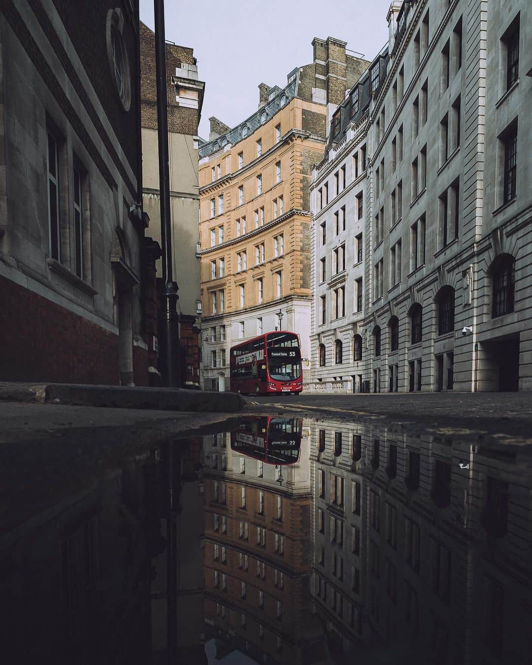 Thomas Kakarekoさんのインスタグラム写真 - (Thomas KakarekoInstagram)「Strolling through memory lane, capturing London's classics anew. Back in town for fresh perspectives, but first, a nod to these beloved old faves. #london」4月13日 19時20分 - thomas_k