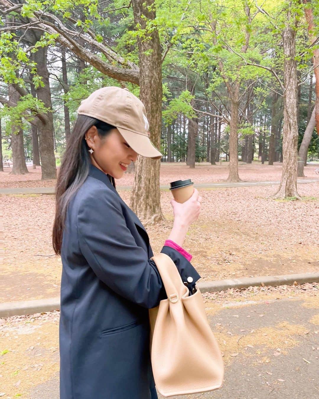 小南満佑子さんのインスタグラム写真 - (小南満佑子Instagram)「.  お友達とコーヒーを片手に 代々木公園をお散歩🌳🍃✨  .  ／ 📲小南満佑子オフィシャルファンクラブ 『Mayuko The World』会員募集中🌏✨ プロフィール欄のURLから簡単にご登録頂けます。 是非"YOU-RUN"(会員名)になって応援お願いします！ ＼  #japan #japanese  #singer #opera #musical #concert #live #ootd #otd #cordinate #outfit #actress #drama #movie #mc #spring #april #park #style #fashion  #photo #shooting #model #polene  #女優 #表現者 #歌手 #司会 #ホリプロ #小南満佑子」4月13日 19時32分 - mayuko_kominami.official