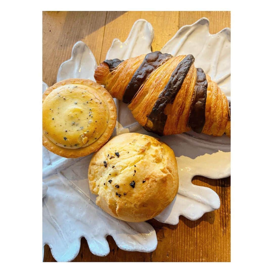 阿部洋子さんのインスタグラム写真 - (阿部洋子Instagram)「🥐🥐🥐  オープン以来、 毎日通るたびに気になってた #trufful   今日は並んでないから入ってみた  ええ香り～  #croissant  #muffin #cheesetarte  #truffe   クロワッサンから食べた！ 美味し！  残りは #お夜食 かなー  粉もんまつりや🏮👘✨」4月13日 19時28分 - hirocoring
