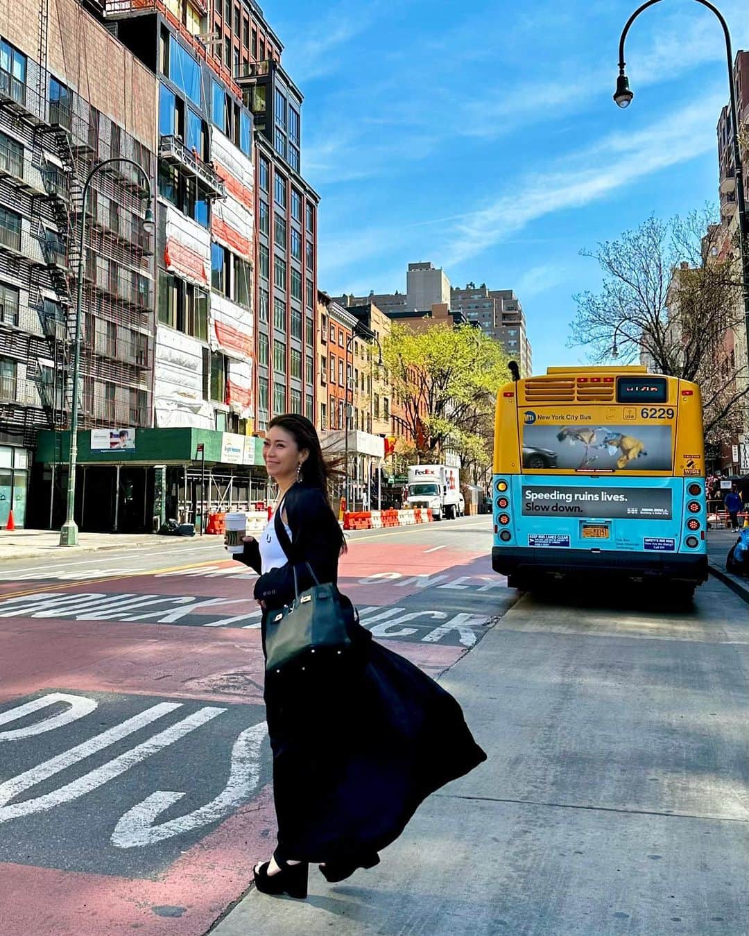 Taki Tanakaのインスタグラム：「#ootd #NY は毎日最高の天気。  お気に入りの#ヌメロヴェントゥーノ 春夏 のJKとロングスカートをセットアップで。トロンとした落ち感と光沢がナイスでヌードと2色買いました。 I Z Aで発売中。#instorenow   中に着ているボディは @saramary12 Saraの @irojikake 。こちらも展示会で一目惚れしてブラックと2色オーダー。サイドがハイレグになってる今若い子がよく着ているアレです♡  サンダルはもはやいつ買ったか忘れたくらいの昔の#サンローラン  #良いもの好きなものを長く愛そう   Jacket,Skirt,Earrings #N21 Shoes #Saintlaurent Bodysuit #irojikake Bag #hermes  @iza_official  @numeroventuno    #outfitoftheday #outfit  #izastagram」