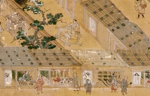 職人.comさんのインスタグラム写真 - (職人.comInstagram)「【町屋】  京都の魅力である歴史的な街並み。神社仏閣はもちろん、人々の暮らしを感じることのできる町屋も欠かすことができない景観の一つです。通りに面して建てられ、間口が狭く奥行きのある造りは、「うなぎの寝床」として有名です。通りに近い空間は店舗用として利用され、その奥は住居に使われました。  町屋には「町家」という表記もあり、基本的には同じものを指しますが、「町屋」は商いに重きを置き、「町家」は住居に重きを置くといったニュアンスの違いがあるようです。このように町屋は、職住一体を基本構造としています。  その歴史は平安時代に遡ります。平安京において、商業は官営の西市・東市のみ認められていましたが、11世紀初頭には「町座」と呼ばれる商業形態が現れ、市以外の場所でも商業を営むことができるようになりました。経済が発展するにつれ、商人たちは商いを兼ねた住居を道路に面して建て始めました。  この住居が町屋の始まりで、当初は柱は地面に直接埋め、屋根は板を葺いた上に丸田材で押さえた単純な構造でした。平安時代の都の様子が描かれた絵巻物には、通りに面した家の中から、祇園祭の前身である「祇園御霊会」の行列を見物したり、店先で商業を行う人々の様子が描かれています。  その後の応仁の乱によって京都は荒廃し、治安が悪化したため、自衛意識の高まりから町屋に「格子」が取り付けられるようになりました。外から内部が見えにくくなる防犯の役割を持ちます。格子の作りには職業によって特徴があり、採光に適した「糸屋格子」、酒樽が当たっても壊れない頑丈な「酒屋格子」、油紙が用いられ濡れても大丈夫な「麩屋格子」などそれぞれの職業に合わせた機能がありました。  江戸時代に入ると、ほかにも特徴的な外観の意匠が見られるようになります。土や漆喰で塗り固めた2階部分の窓「虫籠窓（むしこまど）」、雨の跳ね返りや犬から壁を守る竹製の囲い「犬矢来（いぬやらい）」、家の守り神である「鍾馗さん」などが挙げられます。また、建築技術が発達し、建具や畳の寸法が揃えられたことから端正な街並みが築かれました。  江戸にも多くの町屋が建てられましたが、京都の町屋の影響を受けつつも、店の表側に格子はなく開けた造りで、隣接する町屋敷を合併した大規模な間口を持つ店が増えるなど、江戸独特の店構えが成立していきます。一方の京都では、町共同体による自治が行われており、店構えの意匠も互いに厳しい規制があったため、その統一感を残すこととなりました。  今出川ショールームは、多くの町屋が残る西陣に位置し、まさに伝統的な町屋をご覧いただける空間となっております。当店の5つあるショールームのうち唯一、町屋に構えるショールームです。お越しの際は歴史的な景観と合わせてお楽しみください。  今出川ショールーム https://www.shokunin.com/jp/showroom/imadegawa.html  参考資料 https://ja.m.wikipedia.org/wiki/町屋_(商家) https://ja.kyoto.travel/glossary/single.php?glossary_id=1018 https://www.westjr.co.jp/company/info/issue/bsignal/07_vol_111/feature01.html https://www.hachise.jp/kyomachiya/history/muromachi.html  @shokunincom  #職人ドットコム #手仕事 #手工芸 #調理道具 #キッチン用品 #うなぎの寝床 #鰻の寝床 #格子 #京都市 #上京区 #中京区 #西陣 #民芸 #民藝 #レトロ建築 #町屋 #町家 #京町家 #京町屋 #虫籠窓 #むしこまど #犬矢来 #いぬやらい #矢来 #町屋の始まり #町屋とは #町屋暮らし #町家暮らし #町家好き #町屋好き」4月13日 19時41分 - shokunincom