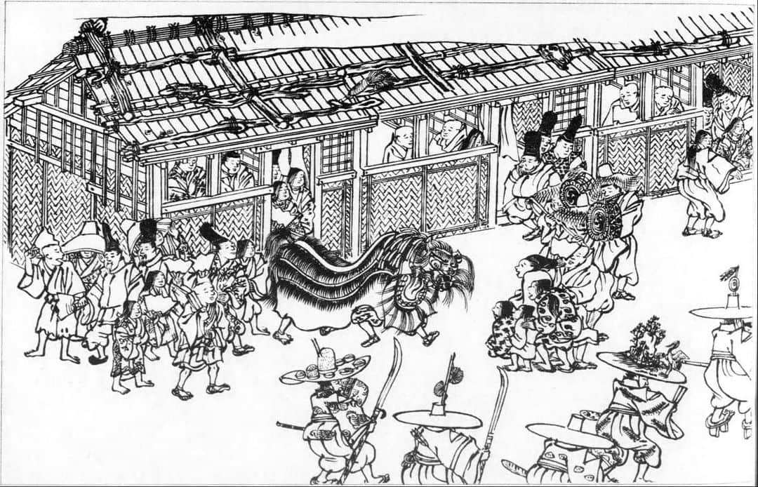 職人.comさんのインスタグラム写真 - (職人.comInstagram)「【町屋】  京都の魅力である歴史的な街並み。神社仏閣はもちろん、人々の暮らしを感じることのできる町屋も欠かすことができない景観の一つです。通りに面して建てられ、間口が狭く奥行きのある造りは、「うなぎの寝床」として有名です。通りに近い空間は店舗用として利用され、その奥は住居に使われました。  町屋には「町家」という表記もあり、基本的には同じものを指しますが、「町屋」は商いに重きを置き、「町家」は住居に重きを置くといったニュアンスの違いがあるようです。このように町屋は、職住一体を基本構造としています。  その歴史は平安時代に遡ります。平安京において、商業は官営の西市・東市のみ認められていましたが、11世紀初頭には「町座」と呼ばれる商業形態が現れ、市以外の場所でも商業を営むことができるようになりました。経済が発展するにつれ、商人たちは商いを兼ねた住居を道路に面して建て始めました。  この住居が町屋の始まりで、当初は柱は地面に直接埋め、屋根は板を葺いた上に丸田材で押さえた単純な構造でした。平安時代の都の様子が描かれた絵巻物には、通りに面した家の中から、祇園祭の前身である「祇園御霊会」の行列を見物したり、店先で商業を行う人々の様子が描かれています。  その後の応仁の乱によって京都は荒廃し、治安が悪化したため、自衛意識の高まりから町屋に「格子」が取り付けられるようになりました。外から内部が見えにくくなる防犯の役割を持ちます。格子の作りには職業によって特徴があり、採光に適した「糸屋格子」、酒樽が当たっても壊れない頑丈な「酒屋格子」、油紙が用いられ濡れても大丈夫な「麩屋格子」などそれぞれの職業に合わせた機能がありました。  江戸時代に入ると、ほかにも特徴的な外観の意匠が見られるようになります。土や漆喰で塗り固めた2階部分の窓「虫籠窓（むしこまど）」、雨の跳ね返りや犬から壁を守る竹製の囲い「犬矢来（いぬやらい）」、家の守り神である「鍾馗さん」などが挙げられます。また、建築技術が発達し、建具や畳の寸法が揃えられたことから端正な街並みが築かれました。  江戸にも多くの町屋が建てられましたが、京都の町屋の影響を受けつつも、店の表側に格子はなく開けた造りで、隣接する町屋敷を合併した大規模な間口を持つ店が増えるなど、江戸独特の店構えが成立していきます。一方の京都では、町共同体による自治が行われており、店構えの意匠も互いに厳しい規制があったため、その統一感を残すこととなりました。  今出川ショールームは、多くの町屋が残る西陣に位置し、まさに伝統的な町屋をご覧いただける空間となっております。当店の5つあるショールームのうち唯一、町屋に構えるショールームです。お越しの際は歴史的な景観と合わせてお楽しみください。  今出川ショールーム https://www.shokunin.com/jp/showroom/imadegawa.html  参考資料 https://ja.m.wikipedia.org/wiki/町屋_(商家) https://ja.kyoto.travel/glossary/single.php?glossary_id=1018 https://www.westjr.co.jp/company/info/issue/bsignal/07_vol_111/feature01.html https://www.hachise.jp/kyomachiya/history/muromachi.html  @shokunincom  #職人ドットコム #手仕事 #手工芸 #調理道具 #キッチン用品 #うなぎの寝床 #鰻の寝床 #格子 #京都市 #上京区 #中京区 #西陣 #民芸 #民藝 #レトロ建築 #町屋 #町家 #京町家 #京町屋 #虫籠窓 #むしこまど #犬矢来 #いぬやらい #矢来 #町屋の始まり #町屋とは #町屋暮らし #町家暮らし #町家好き #町屋好き」4月13日 19時41分 - shokunincom