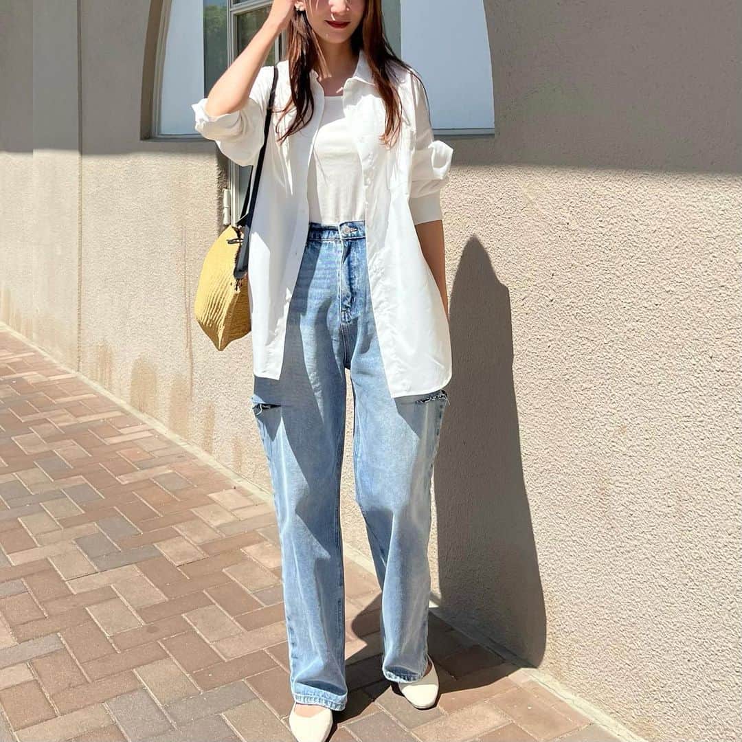 Nagiのインスタグラム：「全身 @reedit_official ☺️  オーバーシャツにデニム  ベーシックな形のシャツ1枚あると使える✨ デニムも似た形の持ってるけれど こちらも丈も形もすごくいい👏🏻 それでお値段も可愛いって最高ね☺️  明日から Re:EDITサマープレオーダー第1弾がスタートとするみたいで スタート当日はインスタライブで商品紹介も✨ インスタLIVE限定クーポンあるみたいだから是非✔️を  私も見に行こう🥰  tops. inner. bottom. #reedit 　　　　　　　　　 @yukiko_kh  bag. #inesbressand   . . #code#fashion#コーデ#ファッション#カジュアル#大人カジュアル#シンプルコーデ#リエディ#リエディスタ」