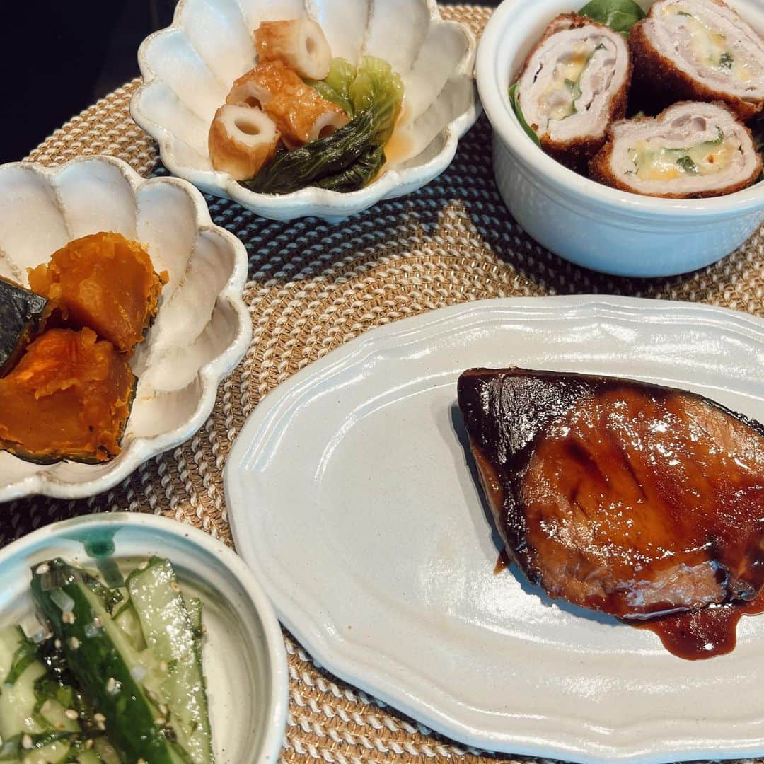 浪花ほのかさんのインスタグラム写真 - (浪花ほのかInstagram)「とある日の夜ご飯🌛💤 ・ぶりの照り焼き ・ミョウガとゴマの叩ききゅうり ・煮かぼちゃ ・小松菜とちくわ ・しそとチーズのミルフィーユカツ ・ネギとエノキのお味噌汁  小松菜には他の栄養素はもちろんカルシウムも多く含まれています！！ その他鉄も多く含まれています！！ 小松菜の鉄は非ヘム鉄といってあまり吸収が良くないので、動物性のタンパク質や、ビタミンCと一緒に摂取するといいです！！😶‍🌫️    #夜ご飯 #簡単レシピ #おうちごはん #ぶりの照り焼き  #今日の献立 #和食」4月13日 19時36分 - nnwhnk