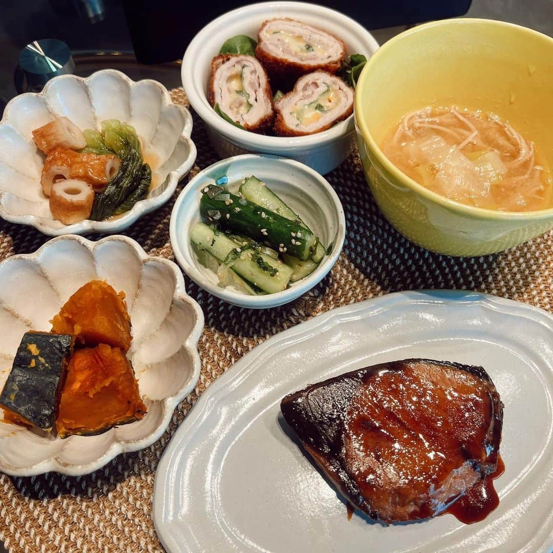 浪花ほのかのインスタグラム：「とある日の夜ご飯🌛💤 ・ぶりの照り焼き ・ミョウガとゴマの叩ききゅうり ・煮かぼちゃ ・小松菜とちくわ ・しそとチーズのミルフィーユカツ ・ネギとエノキのお味噌汁  小松菜には他の栄養素はもちろんカルシウムも多く含まれています！！ その他鉄も多く含まれています！！ 小松菜の鉄は非ヘム鉄といってあまり吸収が良くないので、動物性のタンパク質や、ビタミンCと一緒に摂取するといいです！！😶‍🌫️    #夜ご飯 #簡単レシピ #おうちごはん #ぶりの照り焼き  #今日の献立 #和食」