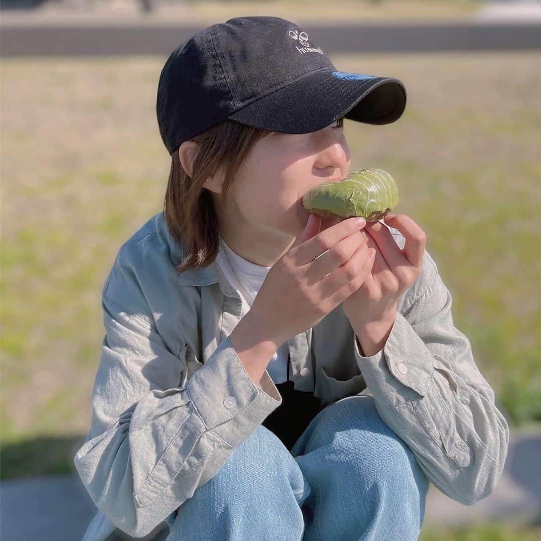 のインスタグラム：「. . . 桜も散ってしまったので 外でお団子ではなく ドーナツ食べました🍩 (嘘です。気分です🧚‍♀️) . . ちなみにミスドでは毎回 ココナッツの沢山かかってるやつ 食べます🥥 名前忘れました。 以上です🌱 . . #万代橋付近」