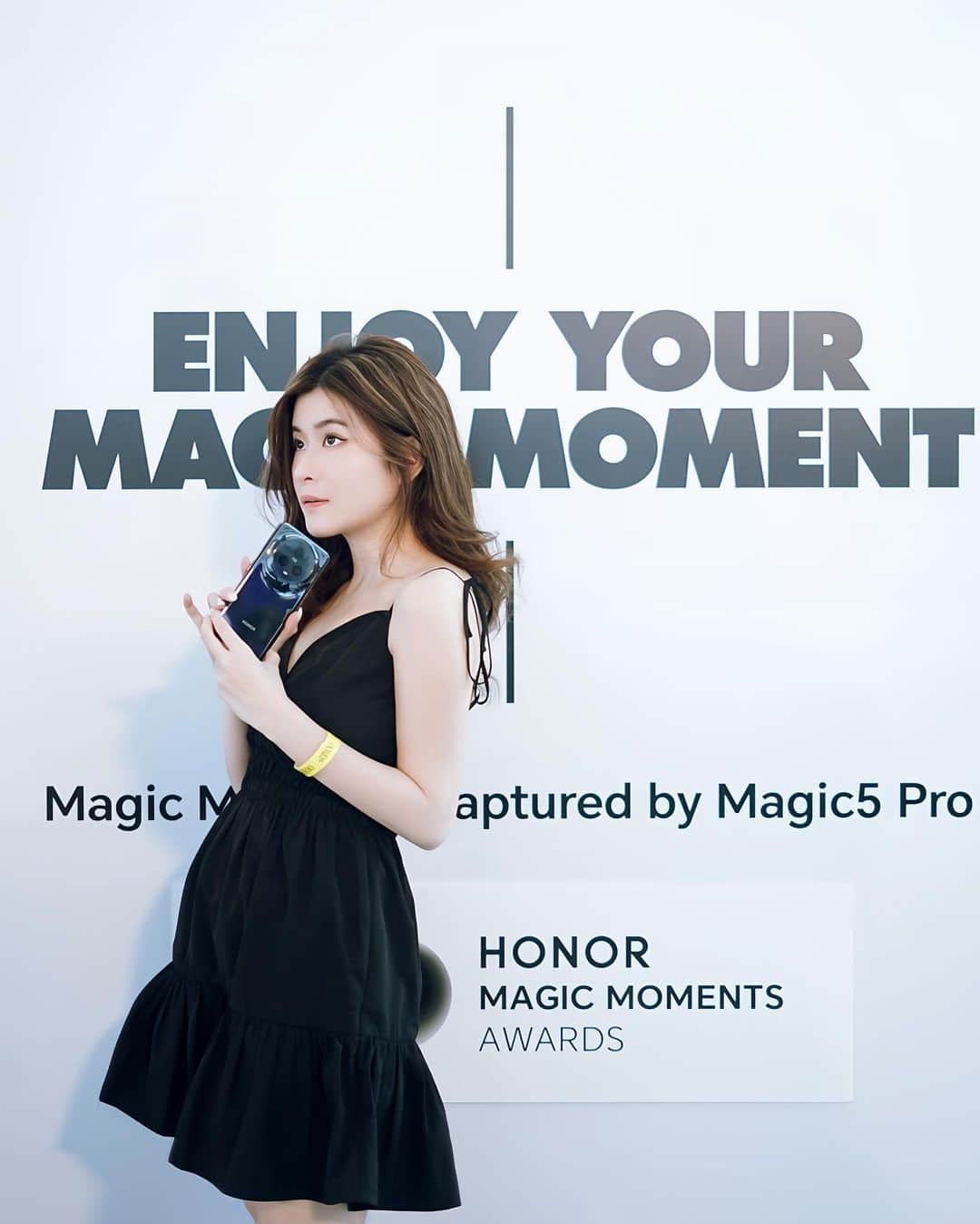 HauTung 巧童在這さんのインスタグラム写真 - (HauTung 巧童在這Instagram)「若有光照進來，想與你用手機紀錄美好，解鎖我倆所有未知  作為一個對拍攝非常執著的我來說，在發佈會上體驗到HONOR Magic5 Pro 的驚艷，尤其榮耀鷹眼相機系統的AI Motion 動態捕捉不但能紀錄下每個歡欣跳躍瞬，即使難以捕捉的主題⛹，舉手投足都能快速地獲得高清細緻的照片  DXOMARK的智能手機顯示屏排名第一的6.81英寸的LTPO四曲面浮動顯示屏在瀏覽社交媒體、觀看視頻或玩遊戲，讓你沉浸在其中；經常不知不覺就看到深夜時分，它更會根據任何環境調整屏幕的亮度（當你把燈調暗時它亦會同步），屏幕圖像保持清晰同時搭配三種護眼技術，保護我們的眼睛健康 👁️  温柔且體貼的不是我，是HONOR Magic5 Pro 的所有功能，它絕對可以成為你每刻的小確幸～  @honor.hk  #honormagic5pro #unleashthepowerofmagic #honor #honorhongkong」4月13日 19時39分 - hautunnng