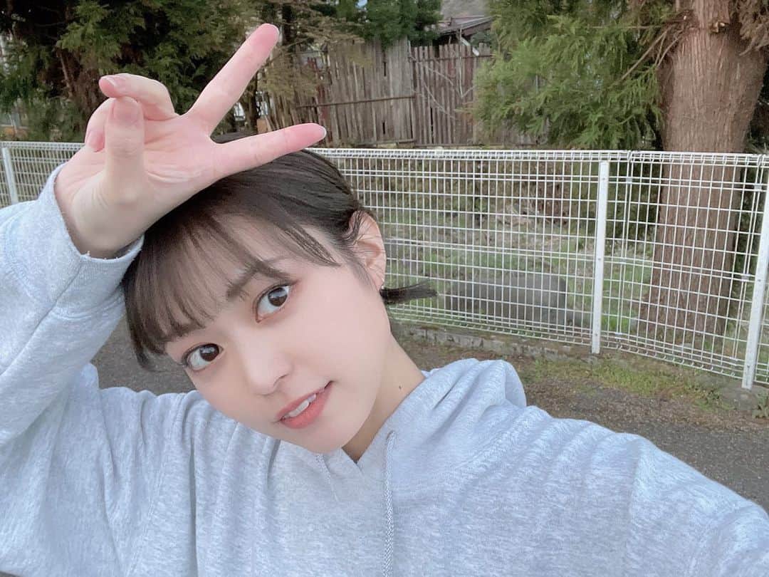 前田亜美のインスタグラム：「. . 今日はロケでした(  ᐛ )!!!!!!  今日も最高に楽しかったしたくさんの人に出会えたし放送が楽しみです！  また告知するね♡ . . やっぱり食べるの好きだなあ〜〜〜〜. . . ロケ先で私の食べた姿見てて、美味しそうだからって！ カメラマンさんが同じものお土産購入してた( ᐛ )( ᐛ )！ 😂笑 . 嬉しい……🥹 . .  . たくさんの人に良さを伝えられるように、もっと適切な言葉がないのか反省しながら模索して今後も私なりに伝えていくよ🤜🏻 ⋆͛ 🤛🏻.  今日もおつかれさまでしたあああーー」
