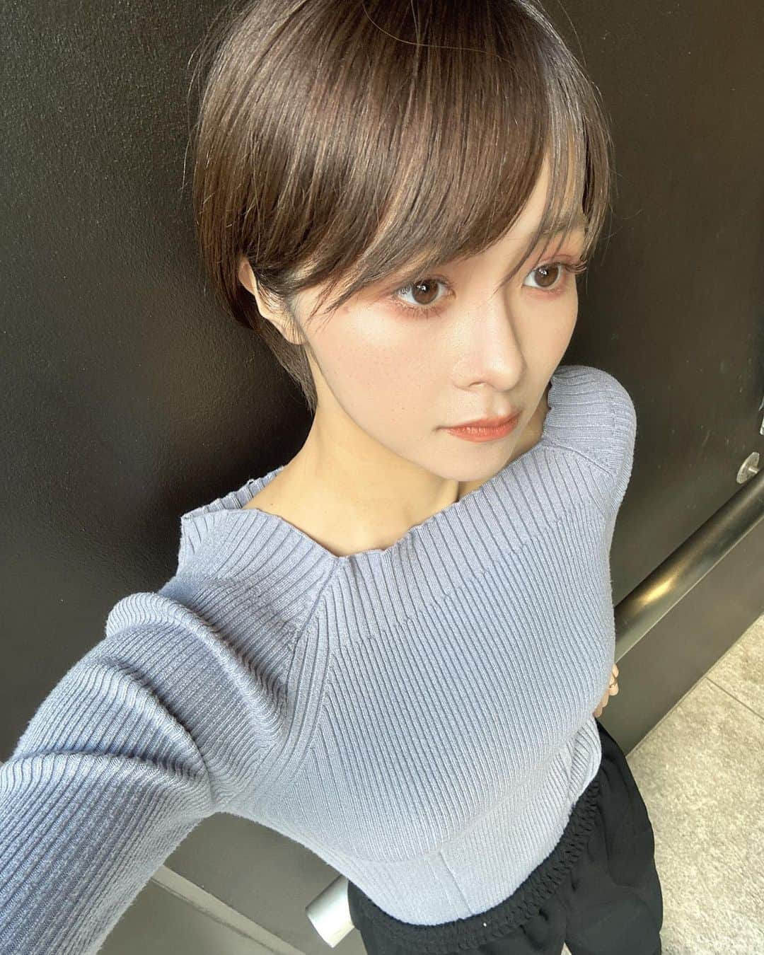 荒谷柚風さんのインスタグラム写真 - (荒谷柚風Instagram)「. . 色味が綺麗な万能ニット🧶 . 髪色変えてカットした🗯」4月13日 19時40分 - yuzzz1111