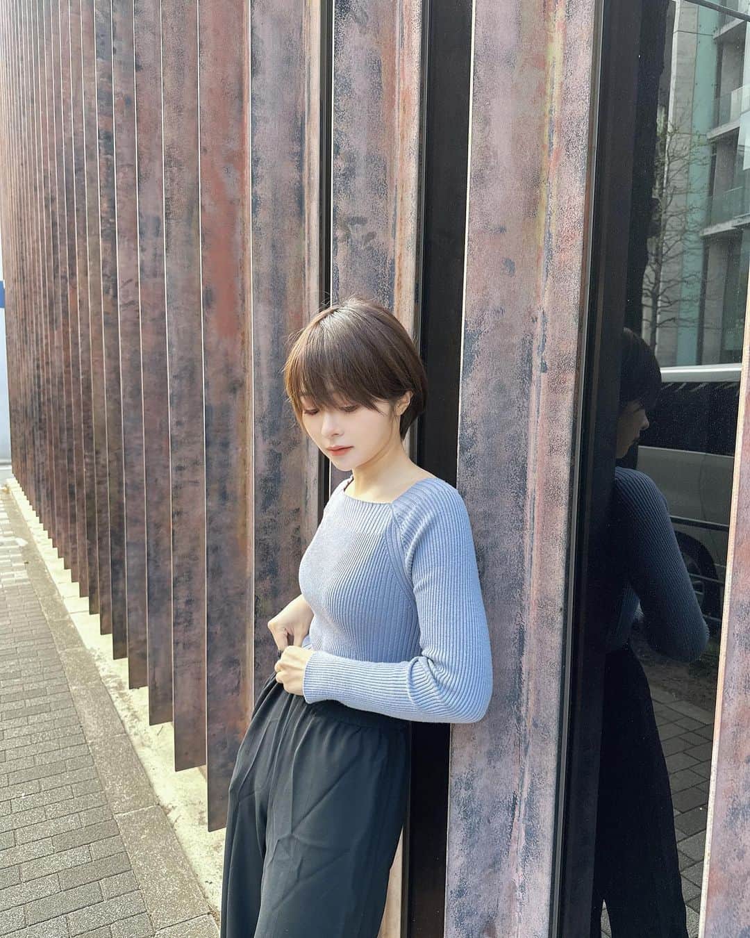 のインスタグラム：「. . 色味が綺麗な万能ニット🧶 . 髪色変えてカットした🗯」