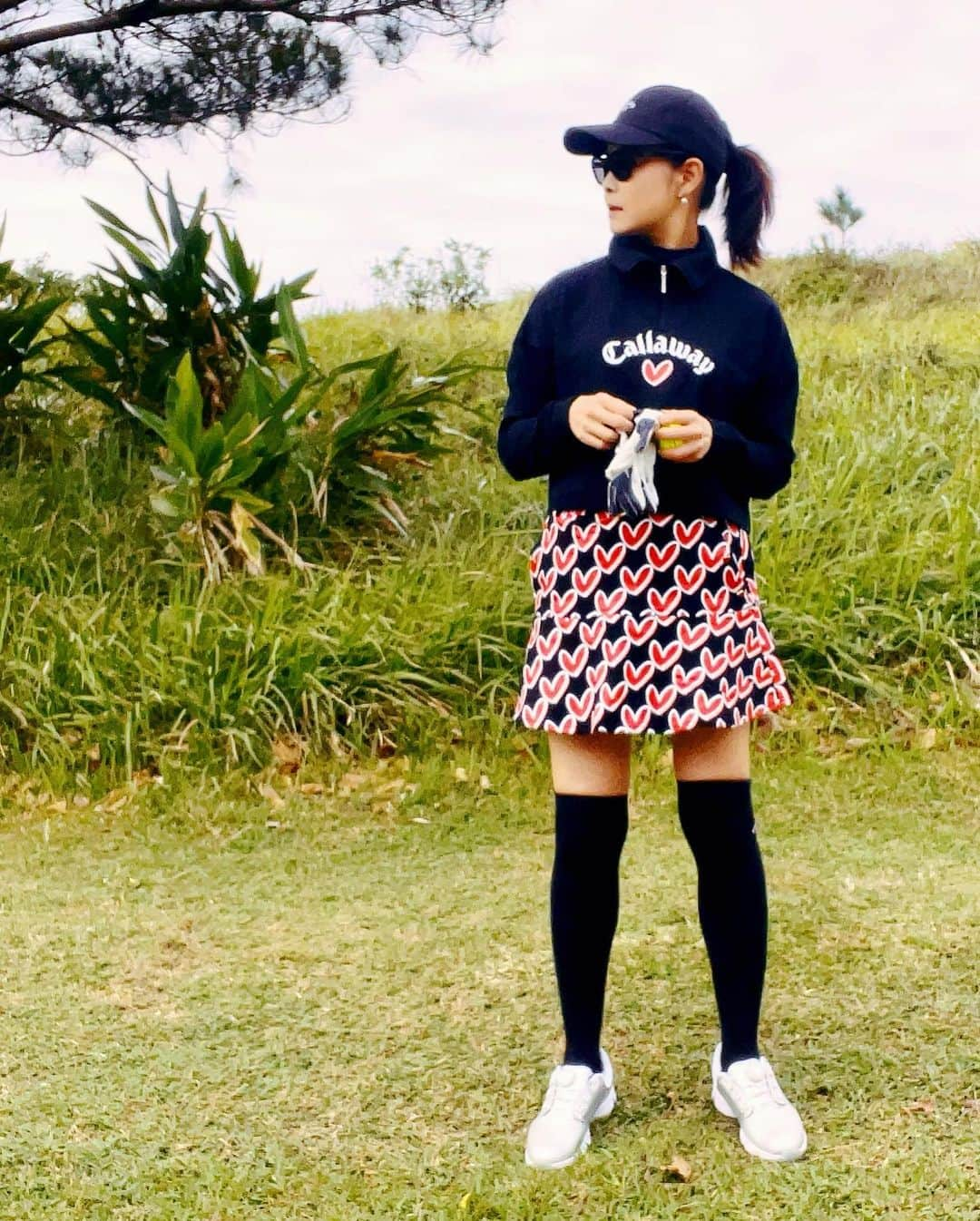 吉田玲奈のインスタグラム：「❥  2週間ゴルフしてない〜 過去pic眺めてる日々…  いつかのゴルフ⛳️ 2023  SS キャロウェイコーデ❥ ♩PARADYM⚡️最高❣️  🔴39/41  ベストタイ💦  ポニーテールがキャップの後ろの網目から出せる🧢 @love_callaway  @callawayapparel_japan  @callawaygolf_japan  @eyevol_tokyo_store_official  @bushnellgolf.jp  @odysseygolf_japan  #golf #golfwear  #callaway #callawaygolf  #odessey #eyevoltokyostore  #bushnellgolf  #ブッシュネルゴルフ  #レーザー距離計  #キャロウェイアパレル  #ハート柄 #PARADYM #パラダイムシフト  #ゴルフウェア #ベスト更新ならず  #ゴルフ動画 #喜瀬カントリークラブ  #golfswing  #reinagolf」