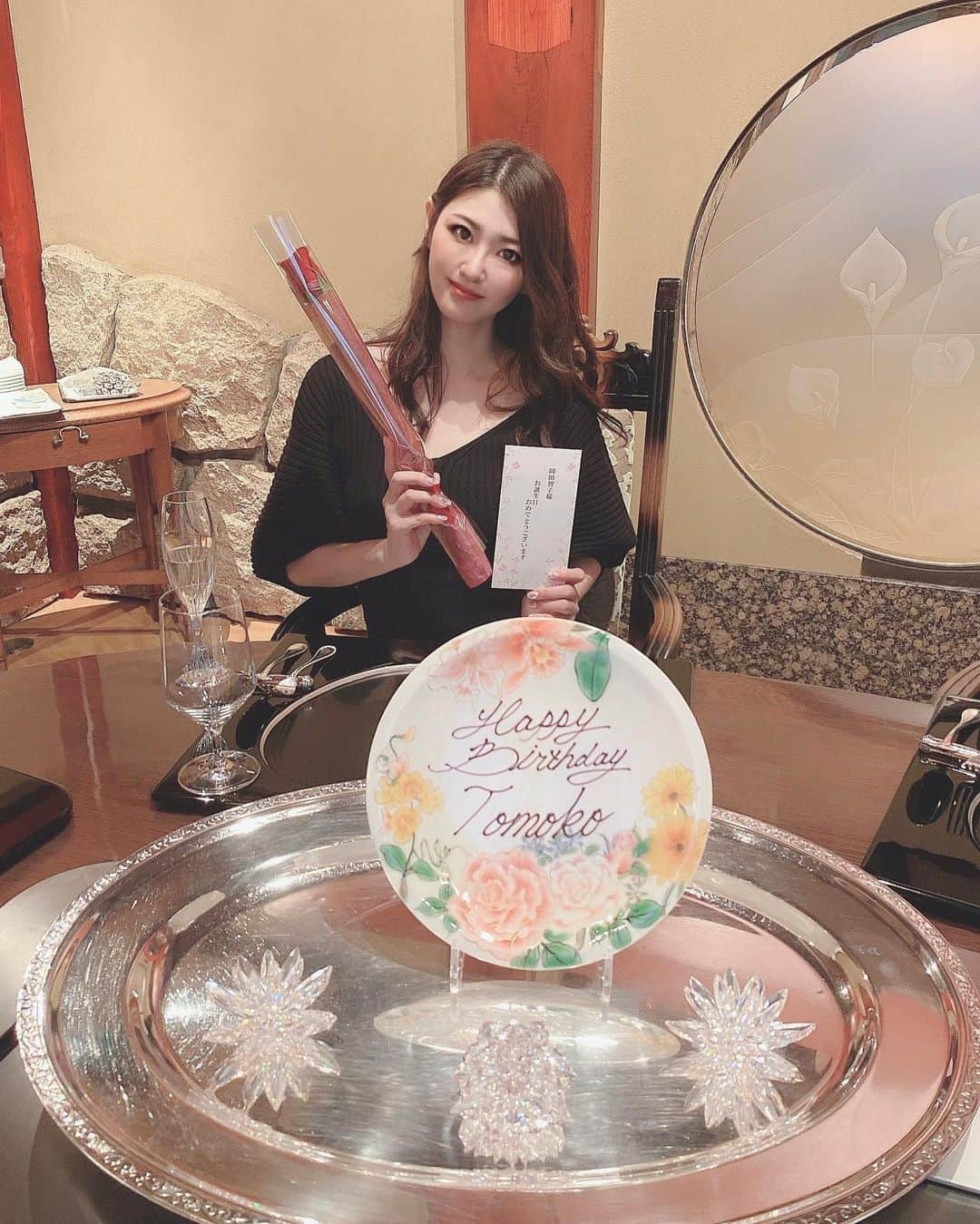 岡田智子のインスタグラム：「お誕生日🎂お祝いして頂きました🍾 4人でお食事だったので、シャンパン、ワイン４種類（4本）も頂けていいね〜🥰 #ご飯日記　#ご飯記録　#うかい亭　#銀座うかい　#グルメ日記」