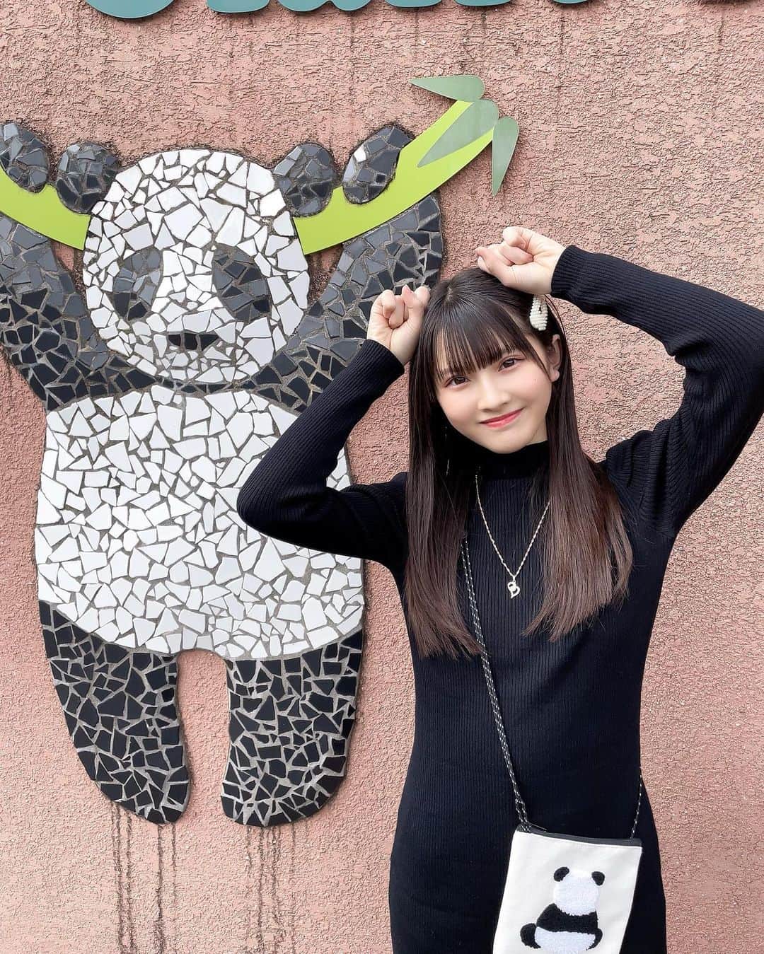工藤咲姫のインスタグラム：「パンダポーズ🐼🎋   #ジャイアントパンダ  #シャンシャン  #パンダポーズ  #jk  #fjk」