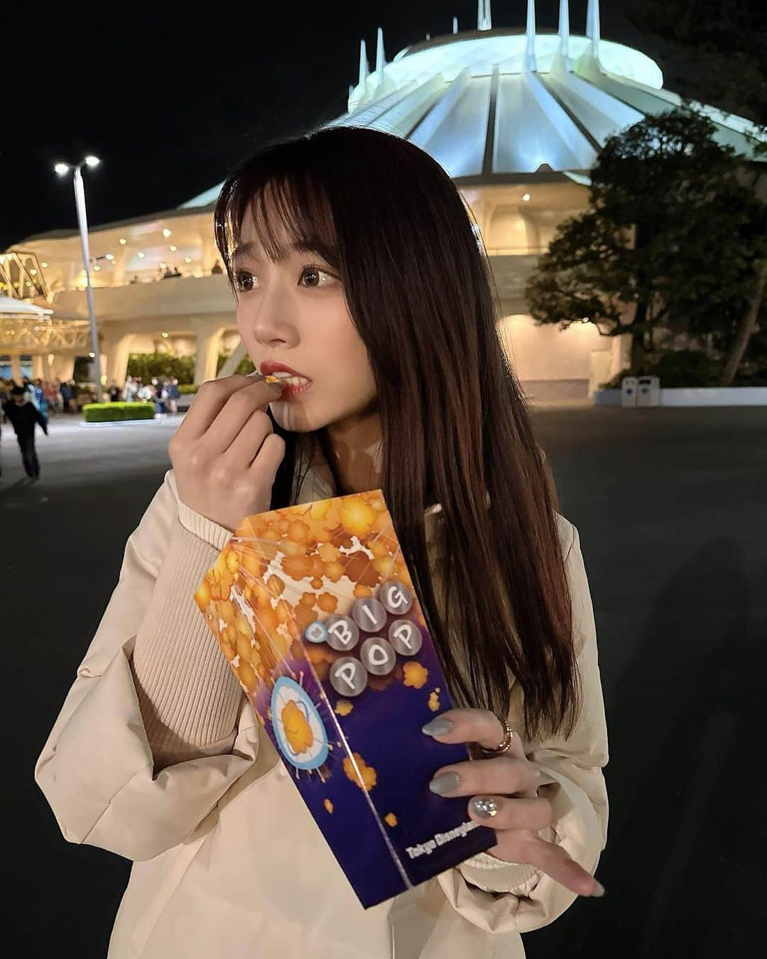 河北彩花さんのインスタグラム写真 - (河北彩花Instagram)「⁡ ⁡ ちょっと前のディズニー🏰🤍 ⁡ ⁡ ランドにあるビックポップ大好きで この日はキャラメルチーズを食べてたよ〜🍿  ⁡. ⁡なんかこれ楽しそう😂😂😂(笑)  . ⁡ そしてこの日はダウン着て行って正解だった‪︎❤︎‪︎‪︎🙏🏻´-   #3月ディズニー  #休日」4月13日 19時48分 - saika_kawakita__official