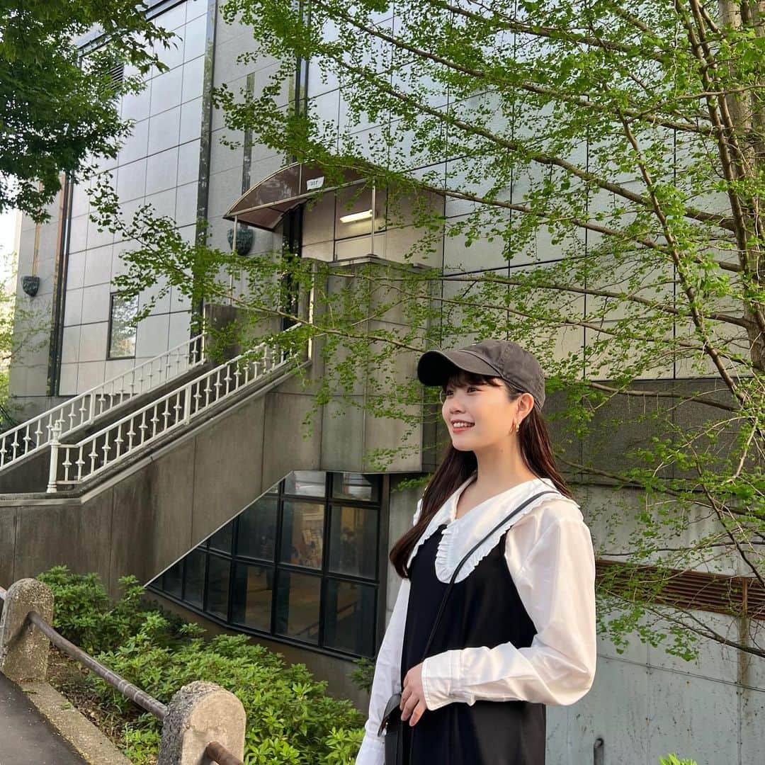 miyuのインスタグラム：「今日から新学期スタートでした〜！！  教室に学年全員が集まれるのは今年から✨ 😷であっという間に3年間が過ぎていました… 同期の顔が見れて新鮮でした😌🕊️  久々にキャップをかぶったよっ✌🏻」