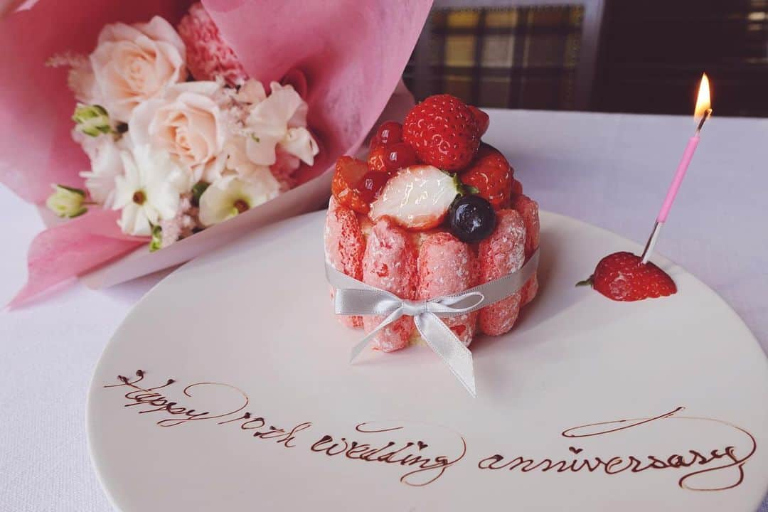 SHOGのインスタグラム：「Happy 10th Wedding Anniversary☺︎☺︎☺︎☺︎☺︎ 結婚10周年の記念に家族でランチ  結婚した時は10年後どうなってるか まったく想像できなかったけど  ひなたが生まれて あおそらが生まれて 5人家族になってました^_^  10年色々なことがありましたが これからも家族みんなで のんびりと暮らしていこう！  #一瞬一生を大切に   #結婚10周年  #あおそら #たれまゆちゃん」