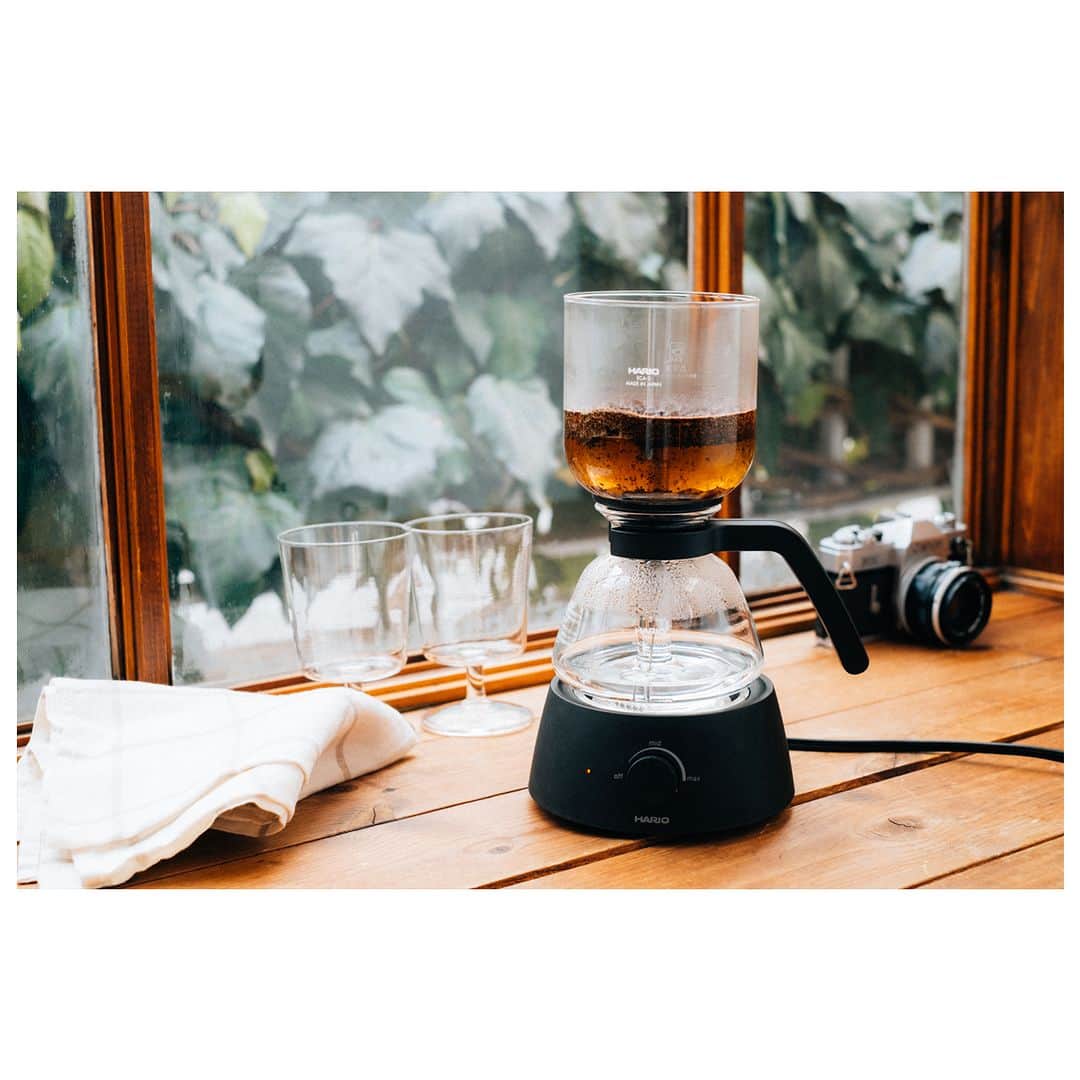 HARIOさんのインスタグラム写真 - (HARIOInstagram)「ㅤㅤㅤㅤㅤㅤㅤㅤㅤㅤㅤㅤ _______________________________________ ㅤㅤㅤㅤㅤㅤㅤㅤㅤ 「新製品のご案内」 コロンとした形が、愛らしい 電気ヒータータイプの コーヒーサイフォン。  喫茶店で見かける コーヒー器具が、 ご自宅でも、使えます。  コンパクトなサイズ感にも こだわりました。  芽吹く季節、 新しい器具でコーヒーを淹れてみるのは いかかでしょうか。  『Electric Coffee Syphon 』 ▶詳細はプロフィールリンクから _______________________________________ #ハリオのある暮らし #hario #ハリオ  #コーヒーサイフォン #サイフォン #サイフォンコーヒー #コーヒー #珈琲 #珈琲時間 #コーヒータイム #コーヒーブレイク #コーヒー好き #おうちカフェ #おうちcafe #シンプルライフ #シンプルデザイン #シンプル #暮らしを楽しむ #丁寧な暮らし #日々の暮らし #私の美味しい時間 #coffeesyphon #耐熱ガラスHARIOglass®  #coffee #coffeetime #coffeelover #pourover #pourovercoffee」4月13日 20時00分 - hario_official