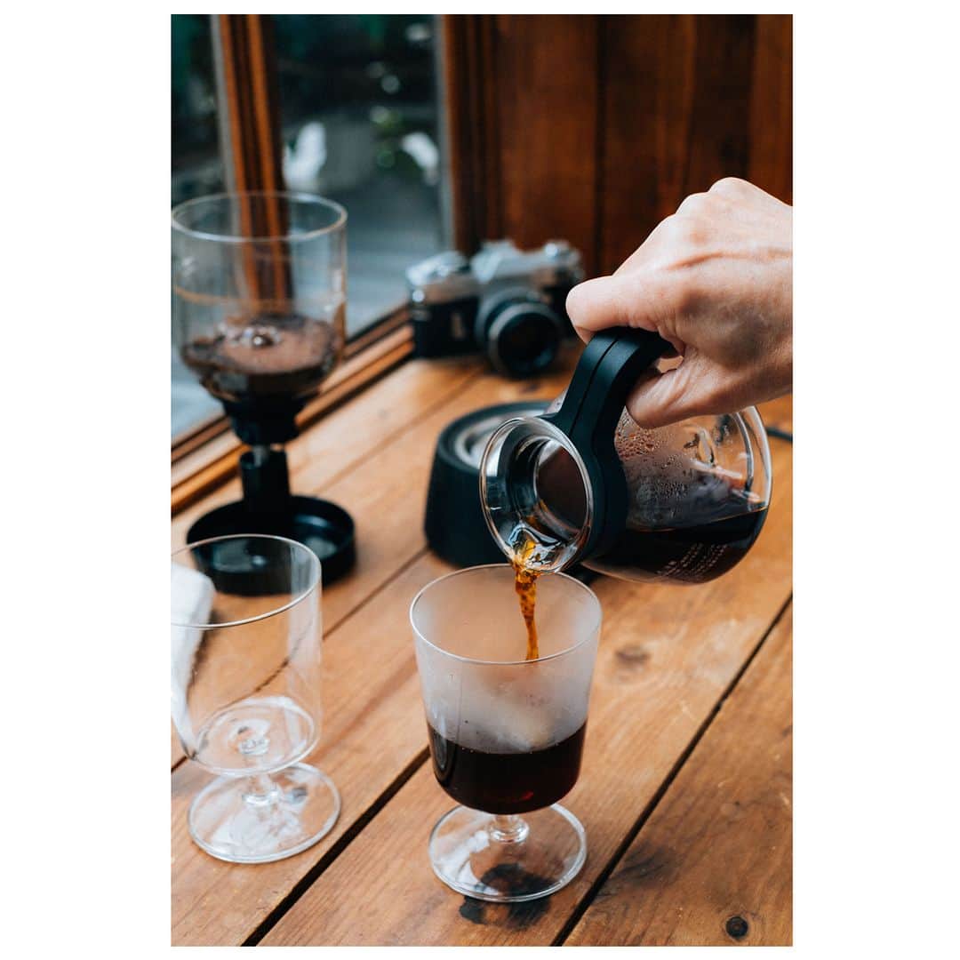 HARIOさんのインスタグラム写真 - (HARIOInstagram)「ㅤㅤㅤㅤㅤㅤㅤㅤㅤㅤㅤㅤ _______________________________________ ㅤㅤㅤㅤㅤㅤㅤㅤㅤ 「新製品のご案内」 コロンとした形が、愛らしい 電気ヒータータイプの コーヒーサイフォン。  喫茶店で見かける コーヒー器具が、 ご自宅でも、使えます。  コンパクトなサイズ感にも こだわりました。  芽吹く季節、 新しい器具でコーヒーを淹れてみるのは いかかでしょうか。  『Electric Coffee Syphon 』 ▶詳細はプロフィールリンクから _______________________________________ #ハリオのある暮らし #hario #ハリオ  #コーヒーサイフォン #サイフォン #サイフォンコーヒー #コーヒー #珈琲 #珈琲時間 #コーヒータイム #コーヒーブレイク #コーヒー好き #おうちカフェ #おうちcafe #シンプルライフ #シンプルデザイン #シンプル #暮らしを楽しむ #丁寧な暮らし #日々の暮らし #私の美味しい時間 #coffeesyphon #耐熱ガラスHARIOglass®  #coffee #coffeetime #coffeelover #pourover #pourovercoffee」4月13日 20時00分 - hario_official