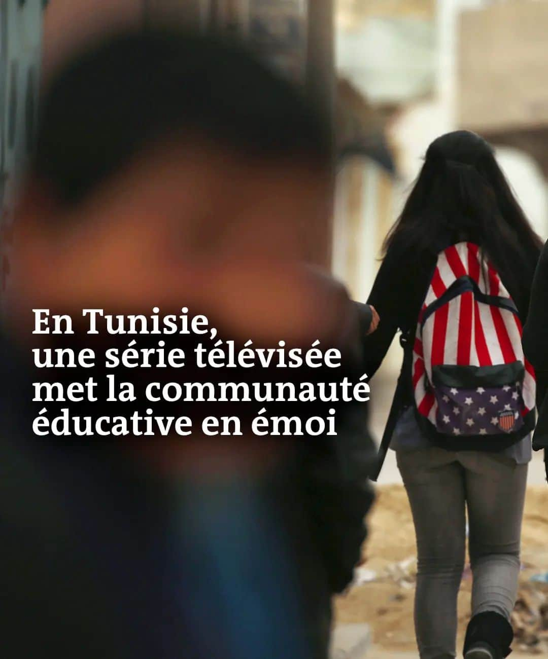 ルモンドのインスタグラム：「La polémique soulevée en Tunisie par la série Falloujah est à la mesure de son succès : énorme. Réalisé par Saoussen Jemni, le feuilleton diffusé pendant le ramadan sur la chaîne de télévision privée Elhiwar Ettounsi a réuni pas moins de 2,3 millions de spectateurs lors de son lancement le 24 mars, après la rupture du jeûne, frôlant les 70 % de part d’audience. Une popularité qui s’est installée malgré les vives critiques formulées par certains représentants de l’éducation nationale.  Dégradations, trafic et consommation de drogues dans l’enceinte du lycée, comportements inappropriés avec les professeurs… La série, qui tire son nom de la ville irakienne devenue un bastion de la résistance face à l’armée américaine pendant la seconde guerre du Golfe, suit un groupe d’élèves en conflit avec leur famille et le monde enseignant. « Welcome to Falloujah » : dans le premier épisode, c’est le tag que découvre sur sa voiture une professeure fraîchement débarquée.  Dénonçant une mise en scène sensationnaliste des difficultés que rencontrent certains établissements scolaires, le ministre de l’éducation, Mohamed Ali Boughdiri, a qualifié le feuilleton de « fiasco » sur les ondes de la radio locale Diwan FM. Falloujah, a-t-il souligné, porte atteinte à l’institution éducative et nuit « considérablement à l’image de l’école tunisienne ». - Vous avez lu 40% de cet article. - Photo : Des lycéennes à Kasserine, en Tunisie, en 2016. Zohra Bensemra / REUTERS - Retrouvez notre article en suivant le lien linkinbio sur notre profil.⁣⁣ -   #falloujah #tunisie #television」