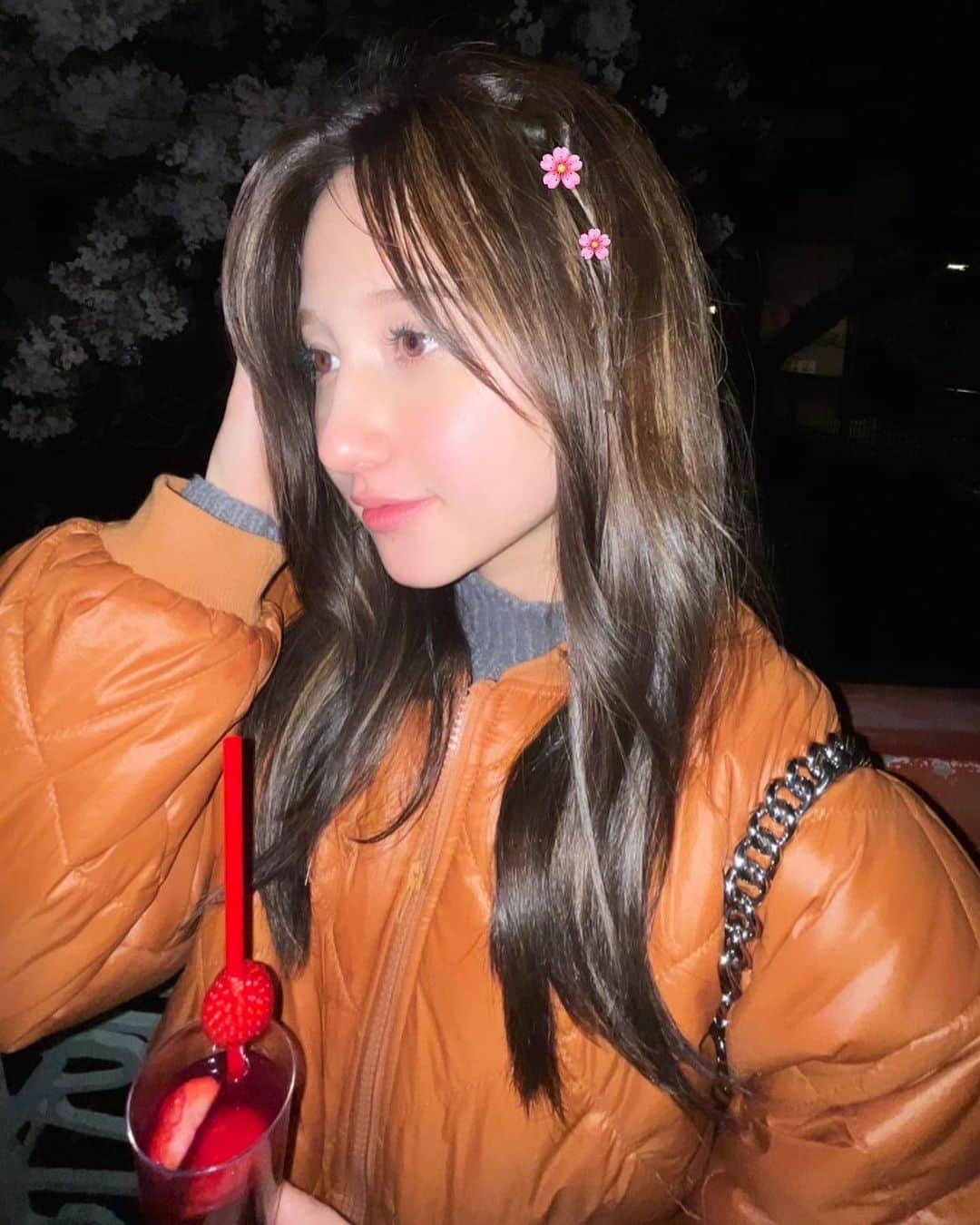 正本レイラのインスタグラム：「桜の時の写真のせるの忘れてた💦🌸いっぱいのんだ🍻屋台楽しかったな  #sakura #tokyo #japan #spring #ootd #fashion #style」