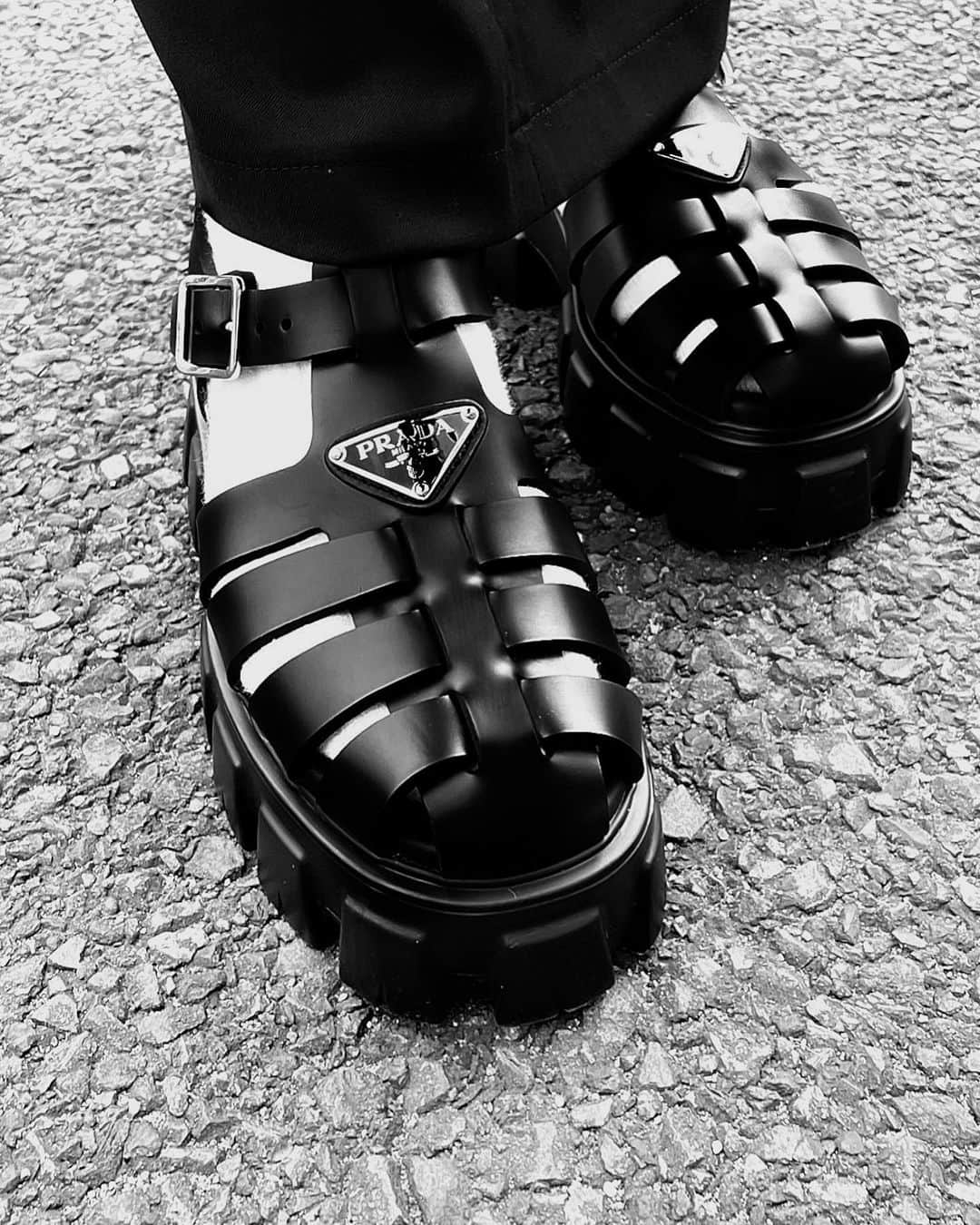 lve_xxxxのインスタグラム：「. . @prada   昨年はﾏｲｻｲｽﾞ完売で買えず😭  今年は絶対買うと決めていた！ が、今年は余裕で在庫あったわw  自分に御褒美。 頑張って働くぞぉおお！  .」