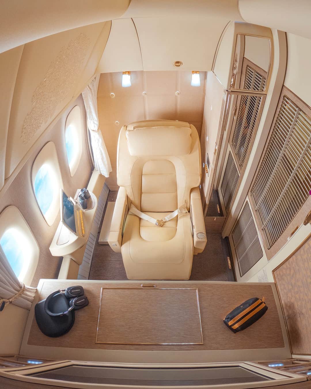 エミレーツ航空さんのインスタグラム写真 - (エミレーツ航空Instagram)「A fully-enclosed suite. A world of your own.   #Emirates #FlyBetter」4月13日 20時00分 - emirates